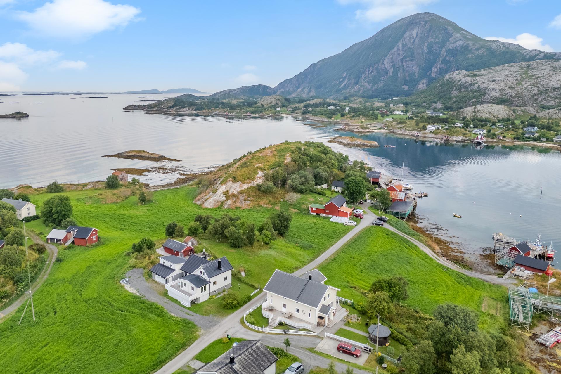 Eiendomsmegler 1 v/ Gisle Kallestad har gleden av å presentere Birkenesveien 21!
Foto: EFKT. Bilde nummer 1 av 3