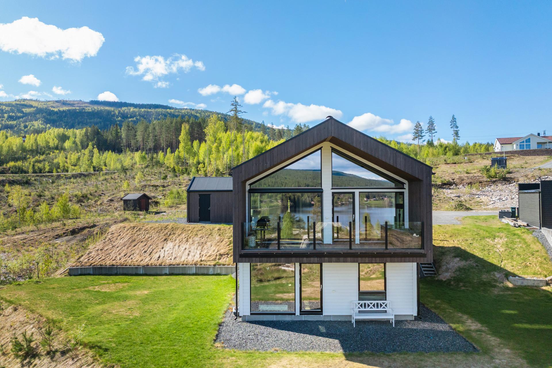 Svært tiltalende og moderne  bolig. Bilde nummer 2 av 3