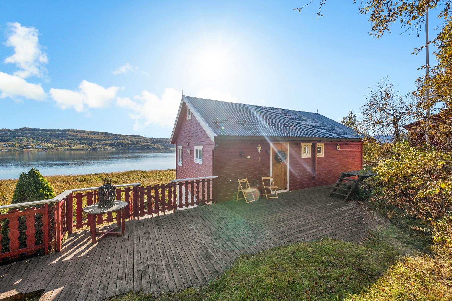 Eiendommen strekker seg helt ned til vannkanten og gir direkte nærhet til sjøen, flott utsikt og gode muligheter for fiske, båtliv og rekreasjon. Bilde nummer 2 av 3
