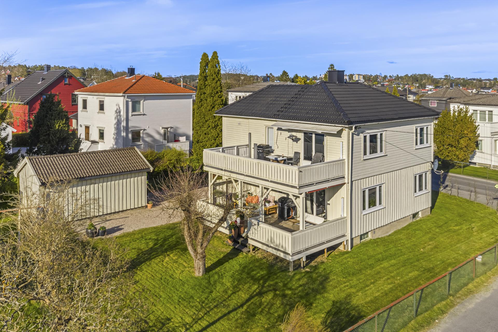 Det samlede terrassearealet er på 48 m², fordelt på de to boenhetene.. Bilde nummer 1 av 3