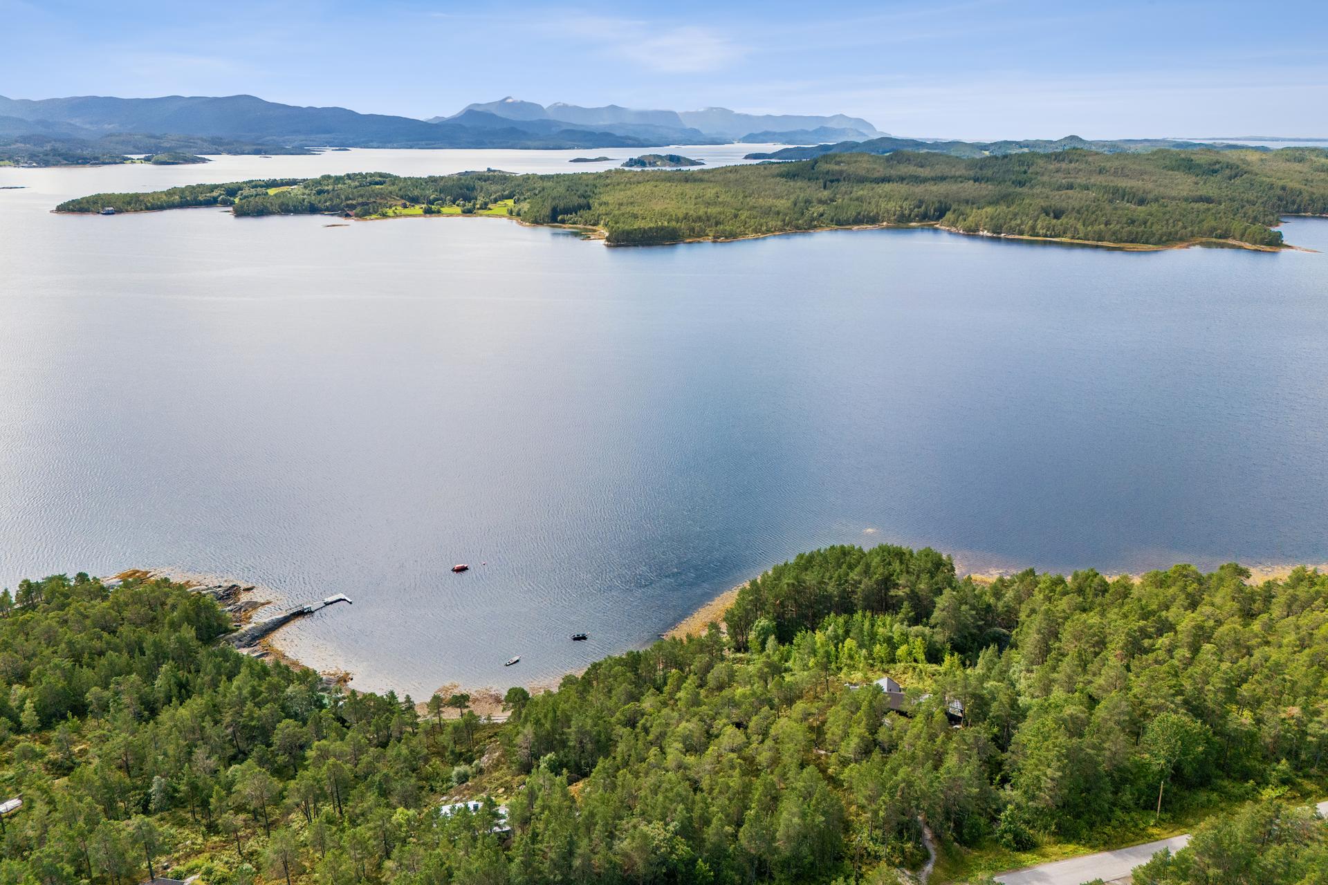 Fritidseiendom med fin beliggenhet og utsikt over Kallandsvågen. Bilde nummer 2 av 3