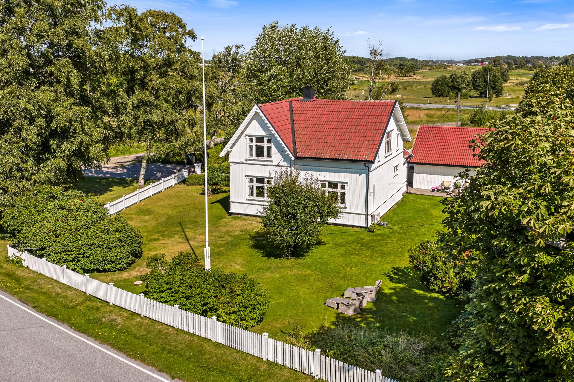 Pent opparbeidet og velholdt i historiske omgivelser på Byens Marker med gangavstand til Kongsten og Gamlebyen.. Bilde nummer 2 av 3
