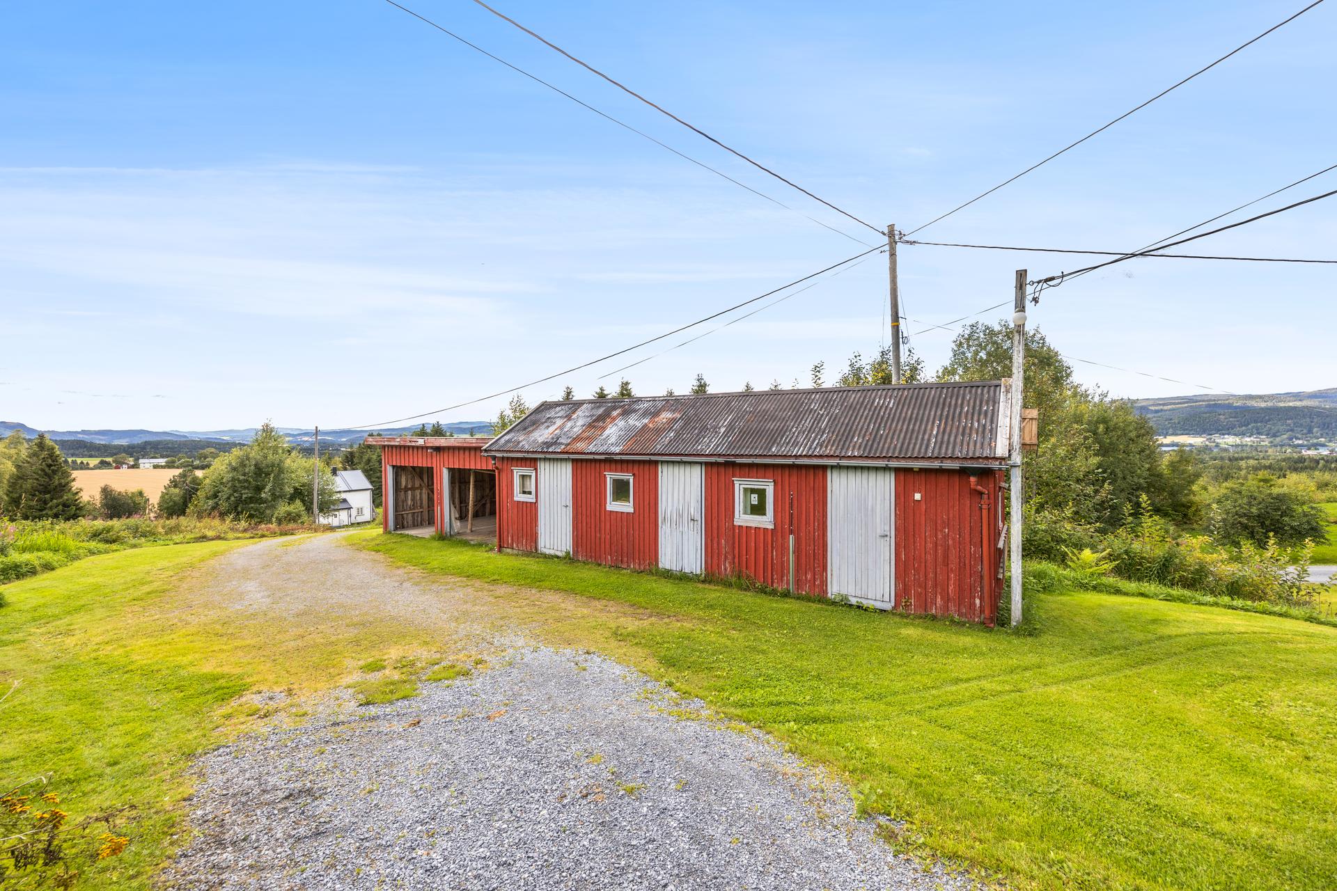 Det er garasje og bod/uthus på eiendommen. . Bilde nummer 3 av 3
