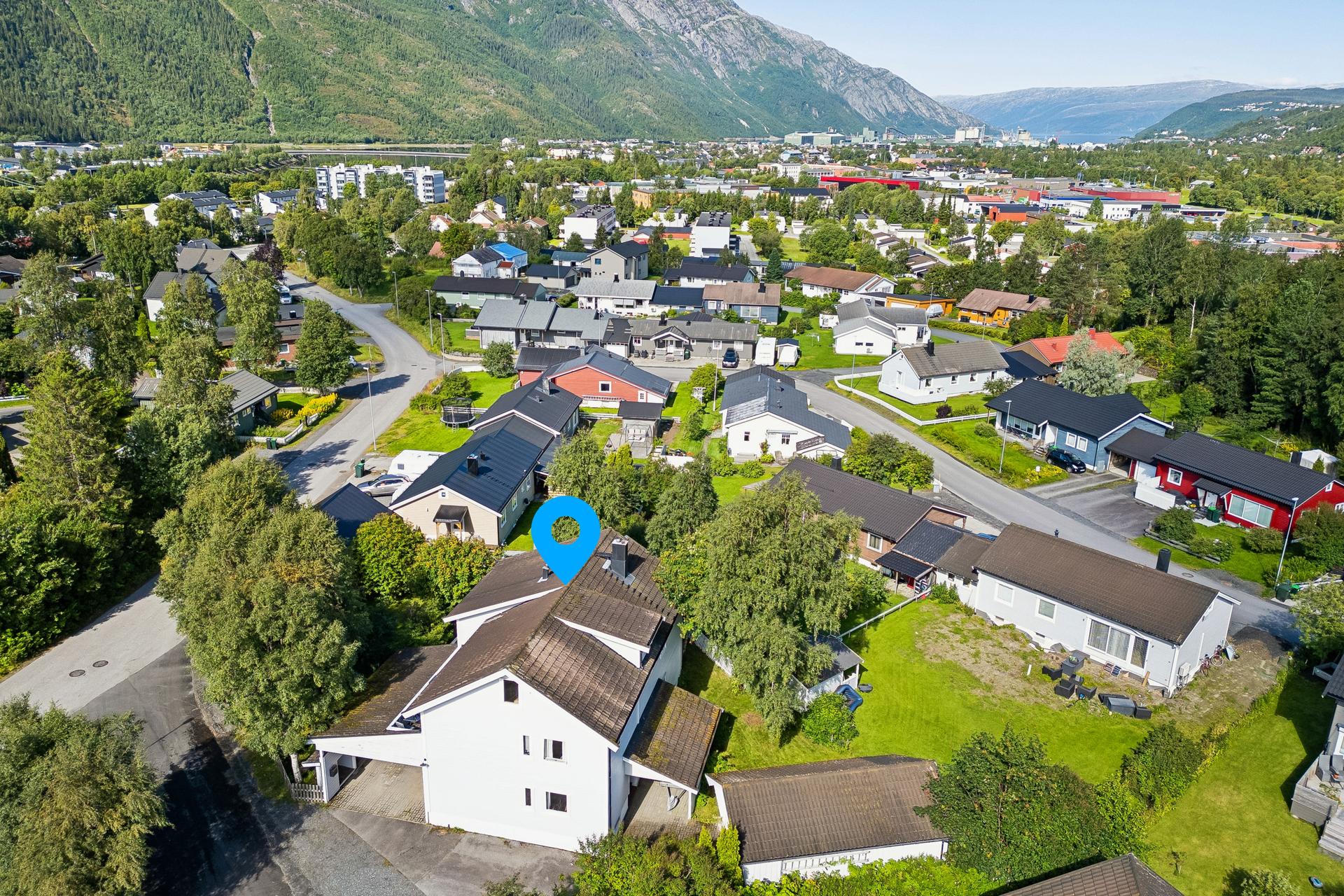 Velkommen til Myrbakken 1 - Boligen ligger i et familievennlig område med kort vei til det meste for både liten og stor. Foto: av EFKT.. Bilde nummer 1 av 3