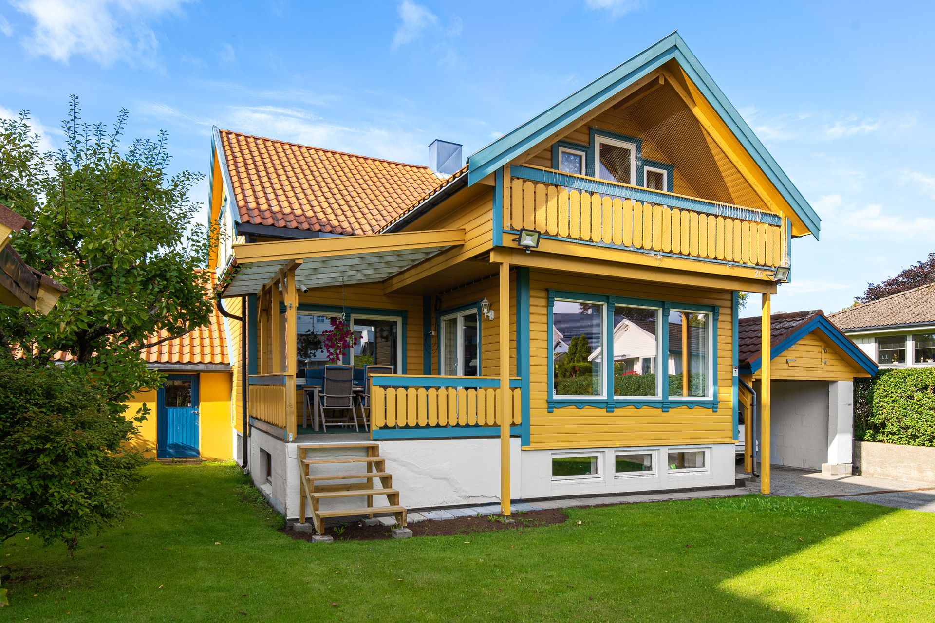 Innholdsrik enebolig over tre plan med avskjermet hage og overbygget veranda.. Bilde nummer 2 av 3