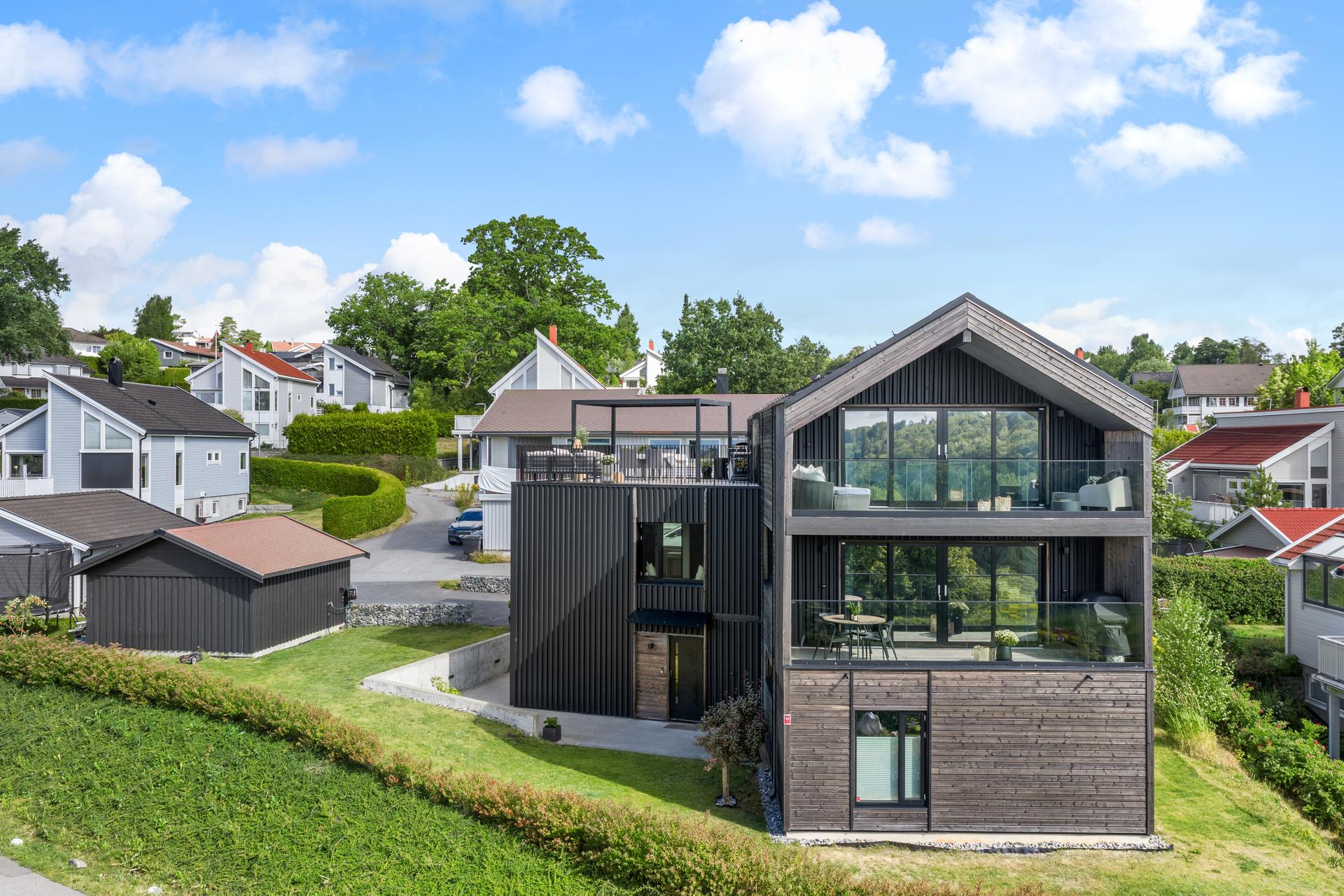 Moderne enebolig fra 2021 m/hybel, fjordutsikt, takterrasse m/utekjk, garasje m/elbillader og som ligger barnevennlig til i blindvei.. Bilde nummer 2 av 3