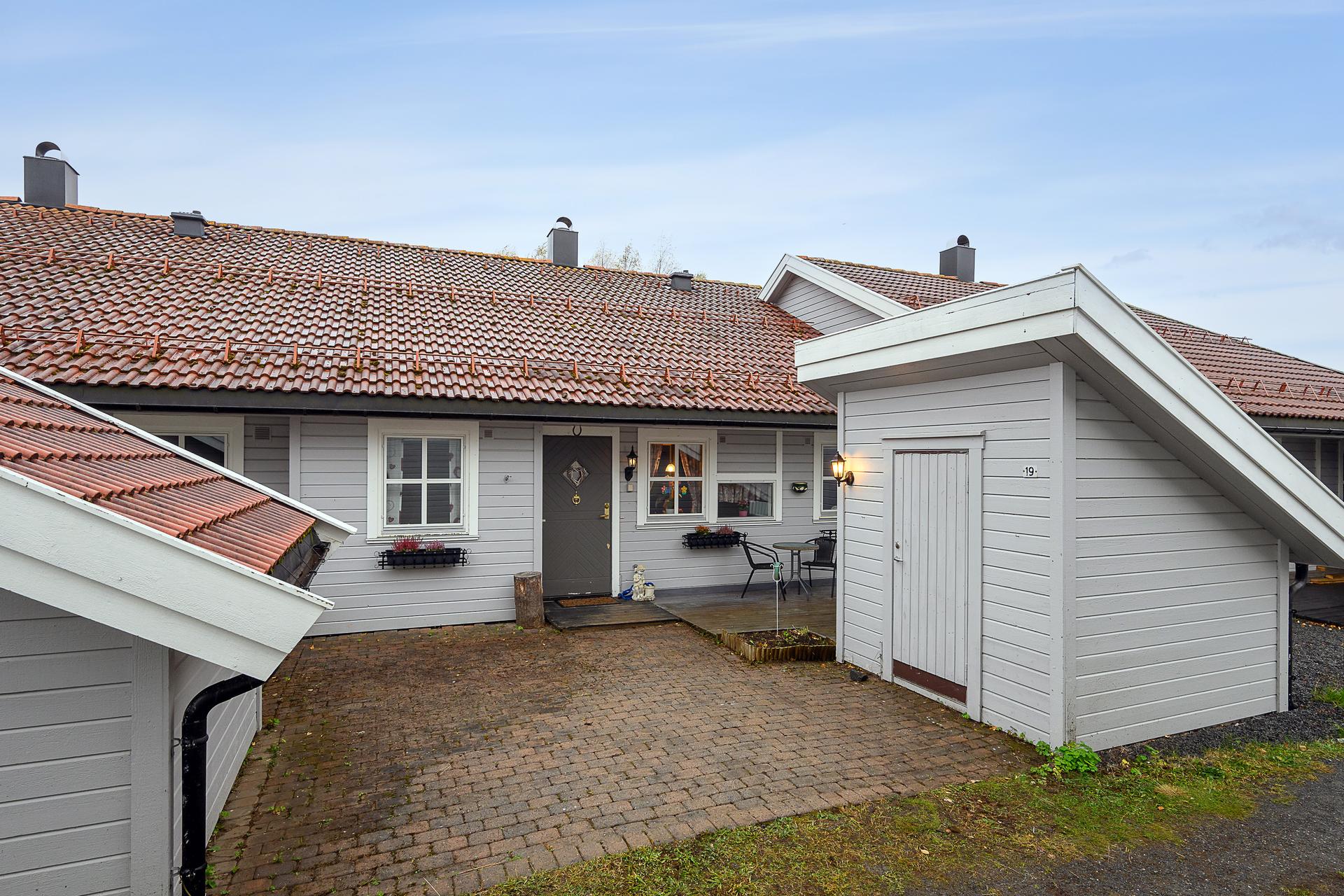 Rekkehus over ett plan med to terrasser og tilhørende utebod.. Bilde nummer 2 av 3