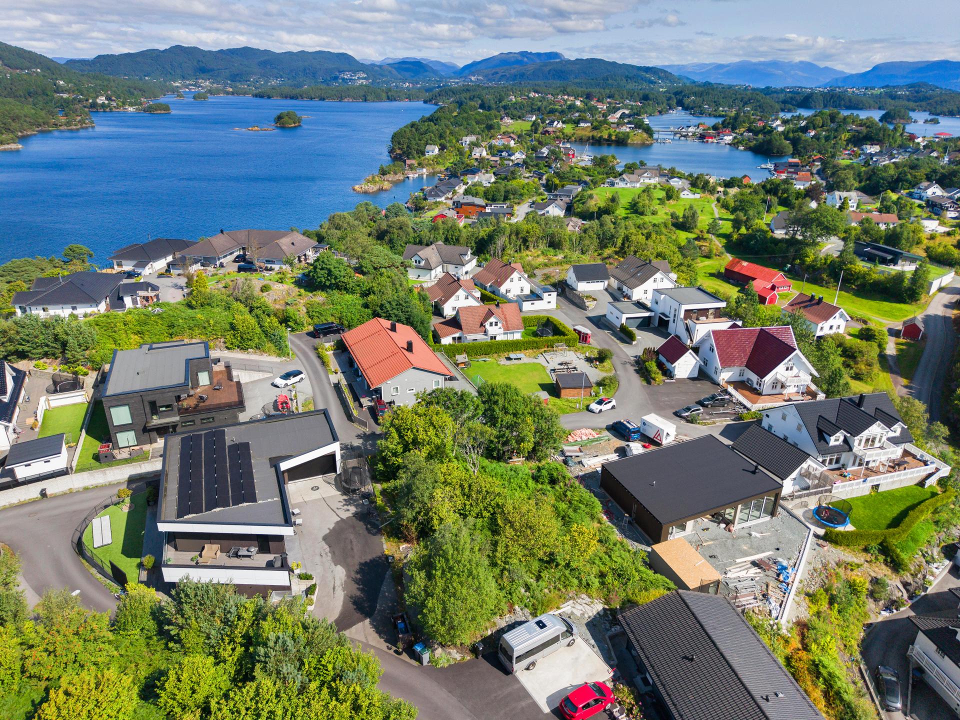 Byggeklar tomt i et etablert boligområde på Lepsøy, omgitt av vakker vestlandsnatur.. Bilde nummer 2 av 3