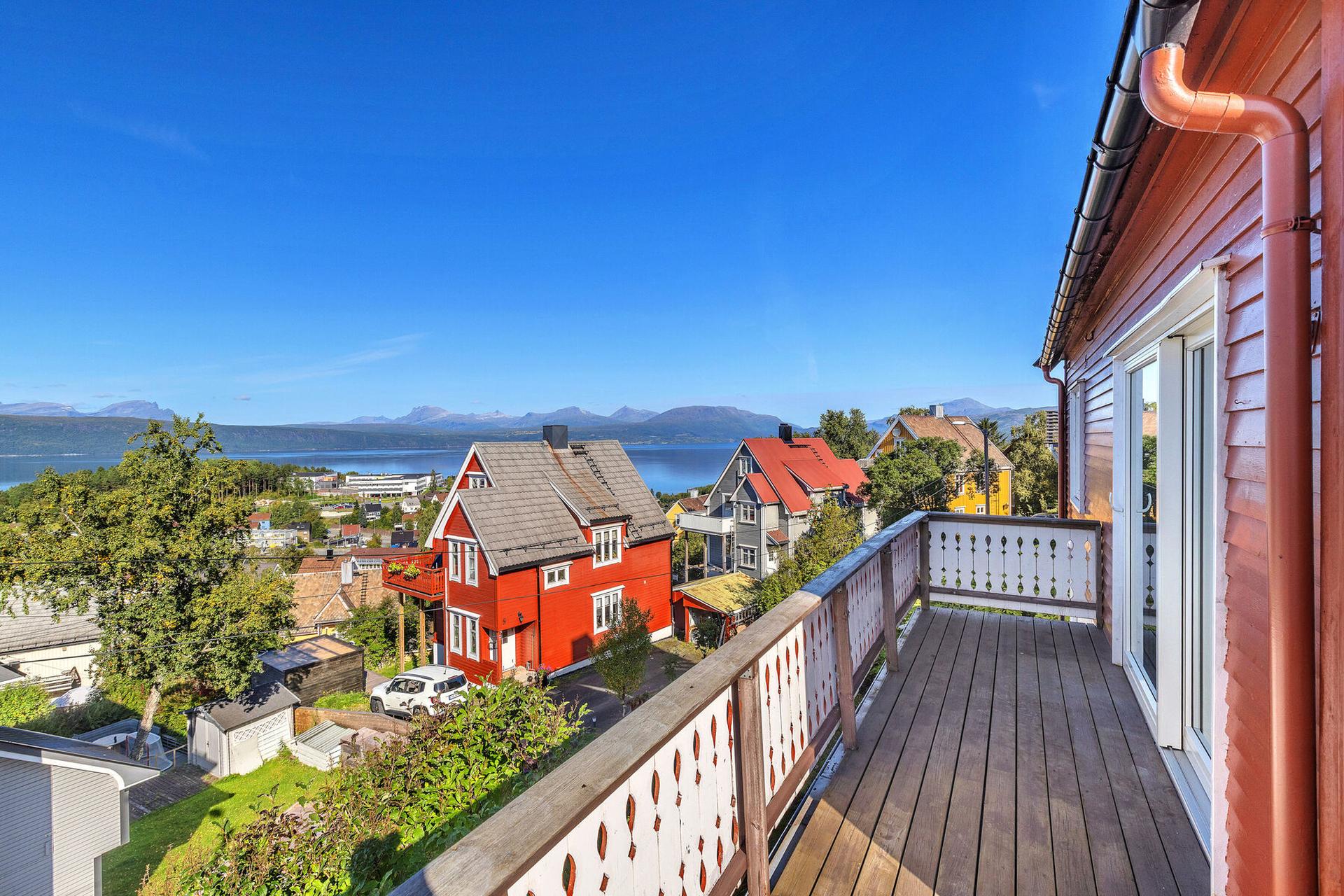 Solrik veranda med praktfull utsikt mot fjord og fjell. Bilde nummer 3 av 3