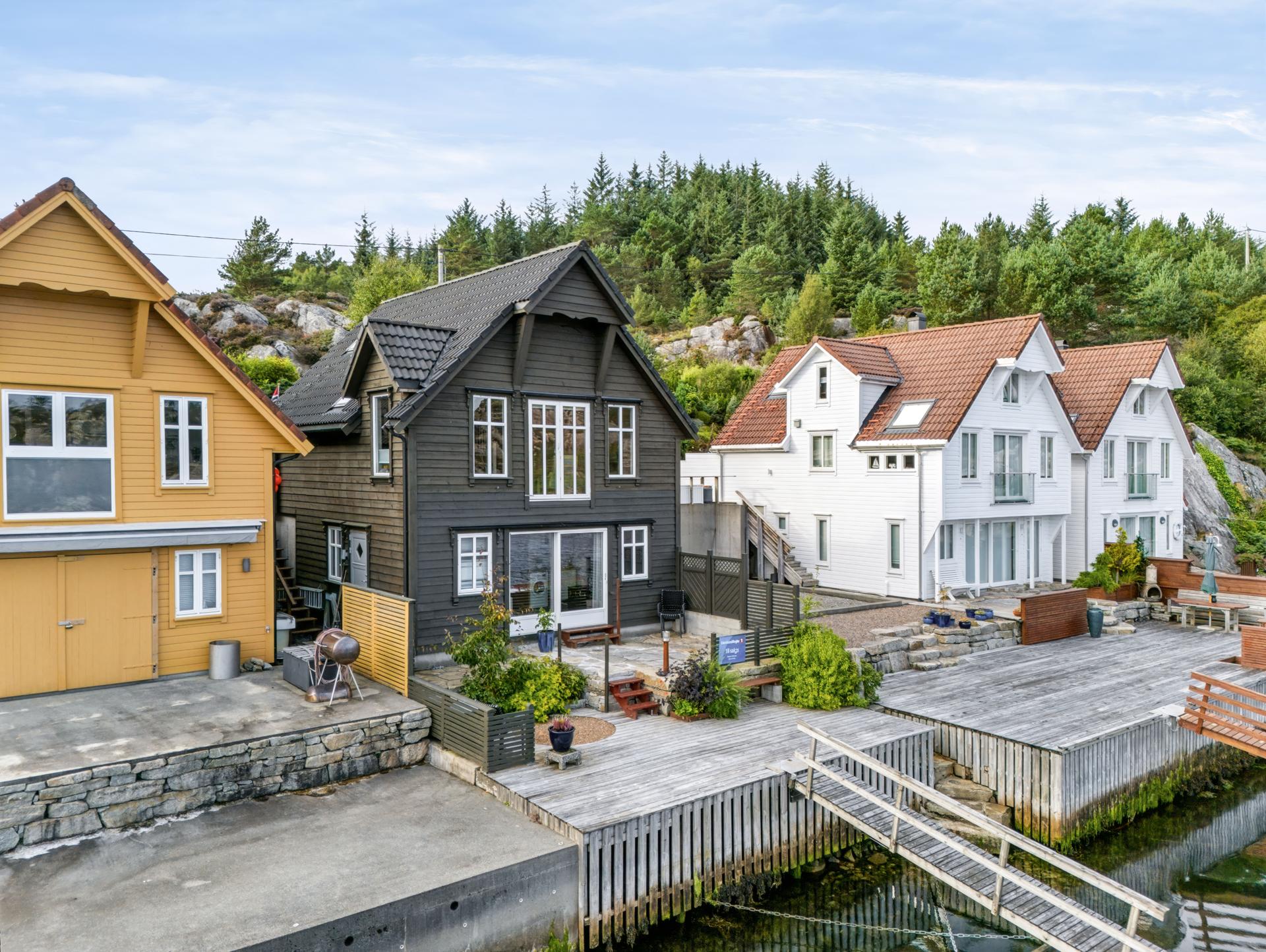 Innholdsrik rorbu over to etasjer og hems like ved sjøkanten.. Bilde nummer 3 av 3
