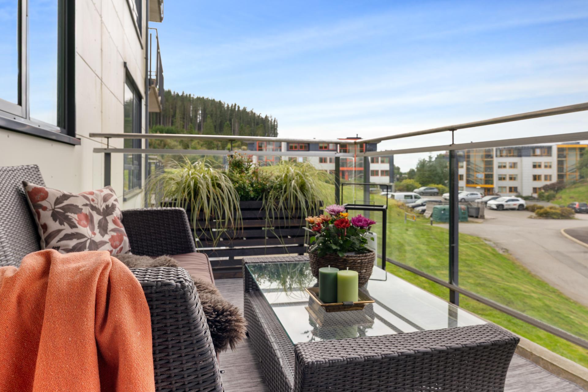 Delikat 4-roms leilighet i 2.etg. Balkong med sol til sen kveld. Bilde nummer 1 av 3