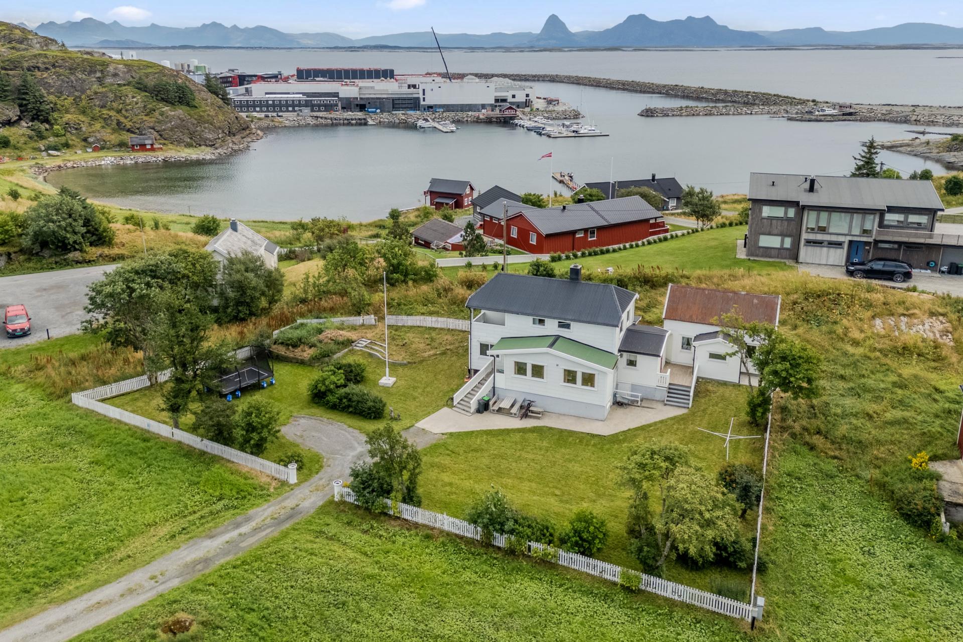 Frittliggende enebolig på lun tomt. Hele 5 soverom og 2 bad.. Bilde nummer 2 av 3