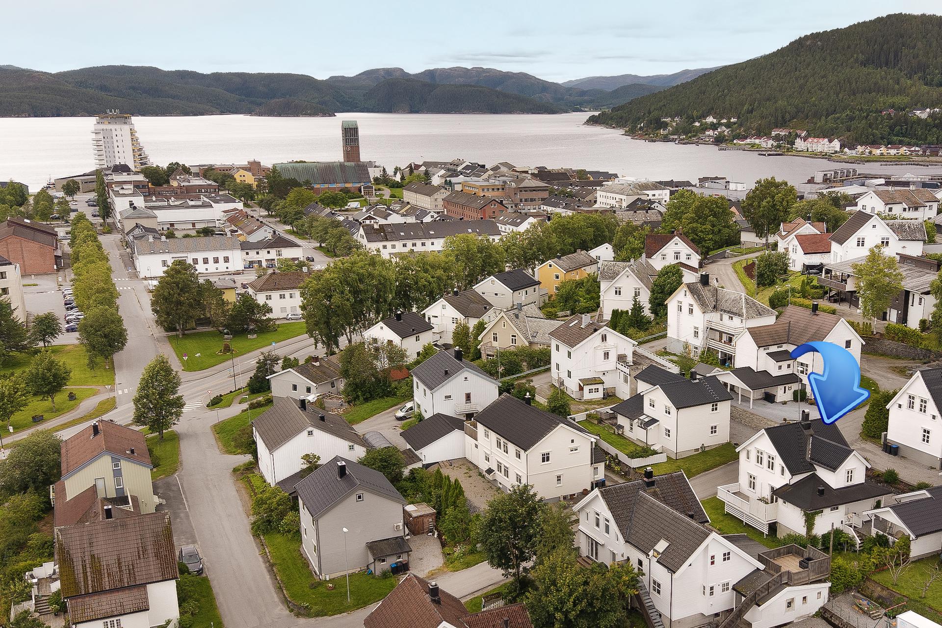 Tilbaketrukne omgivelser, og samtidig med kort vei til sentrum, sykehus, skole og barnehage . Bilde nummer 3 av 3