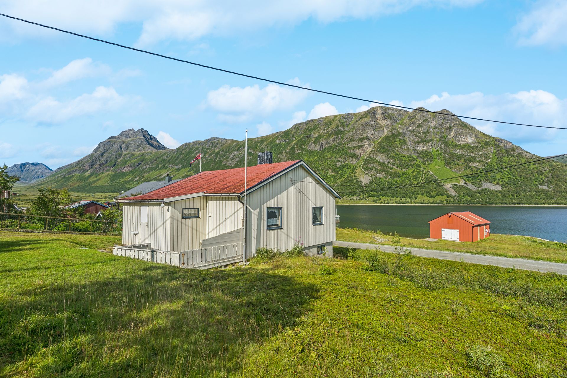 Velkommen til Akkarfjordneset 45! Foto: [Fotograf eller fotofirma]. Bilde nummer 1 av 3