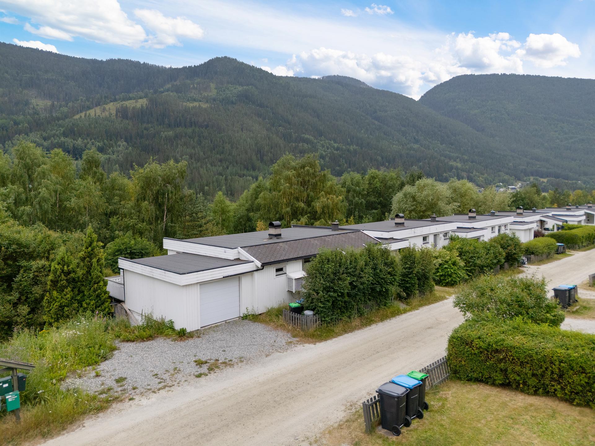 Endeleilighet beliggende på Dahle i Dahleflata borettslag. . Bilde nummer 2 av 3