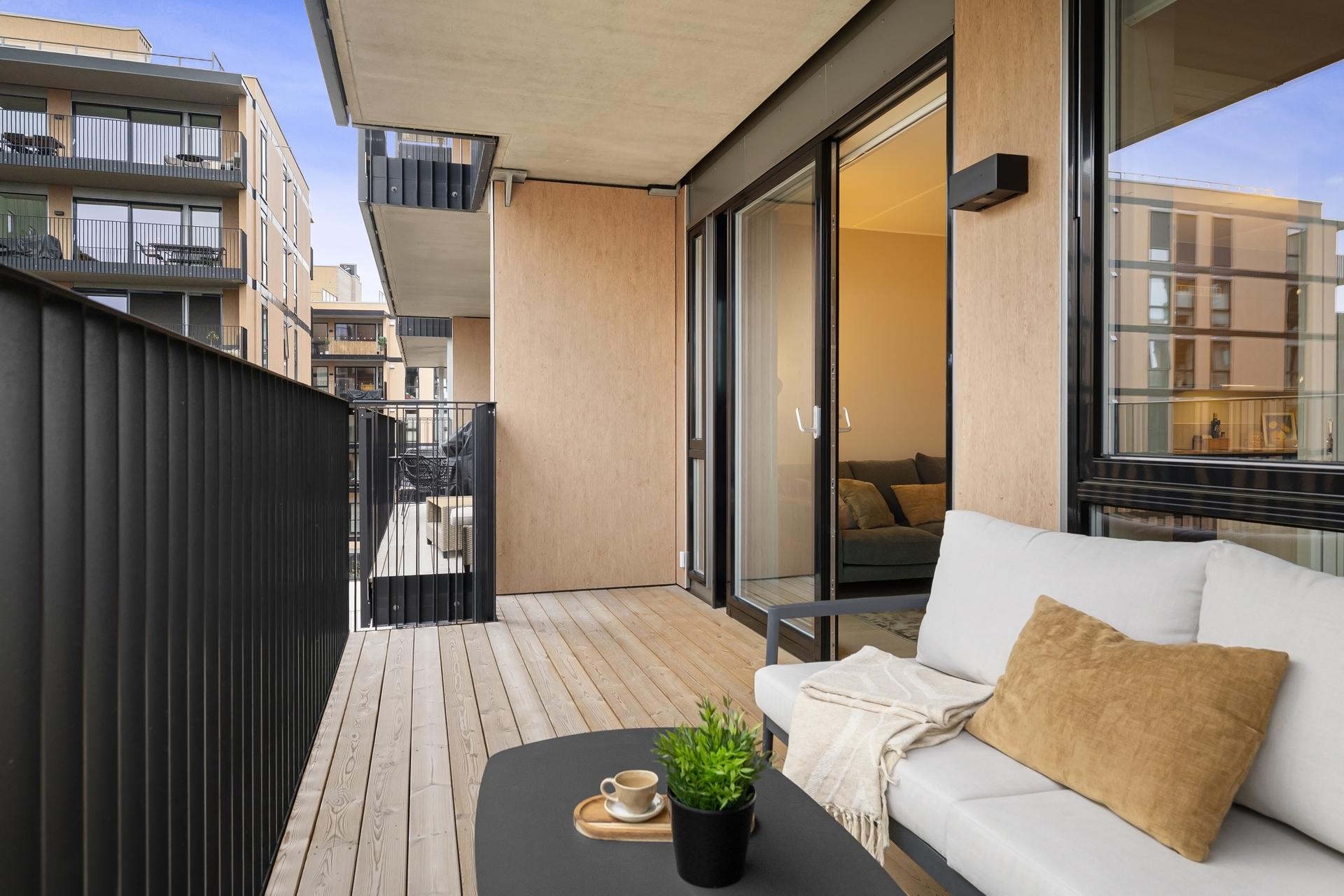 Selveierleilighet fra 2025 med stor, solrik privat balkong og tilgang til felles takterrasse.. Bilde nummer 2 av 3