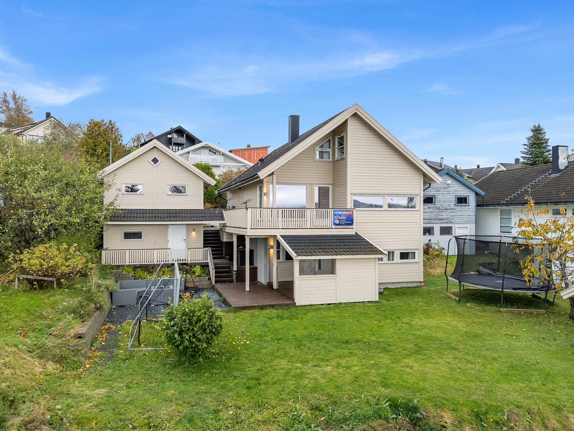 Romslig og flat hage på nedsiden av huset. . Bilde nummer 2 av 3