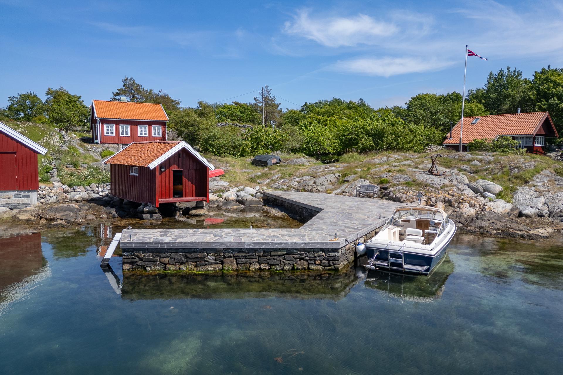Solid bryggeanlegg med plass til flere båter. Bilde nummer 3 av 3