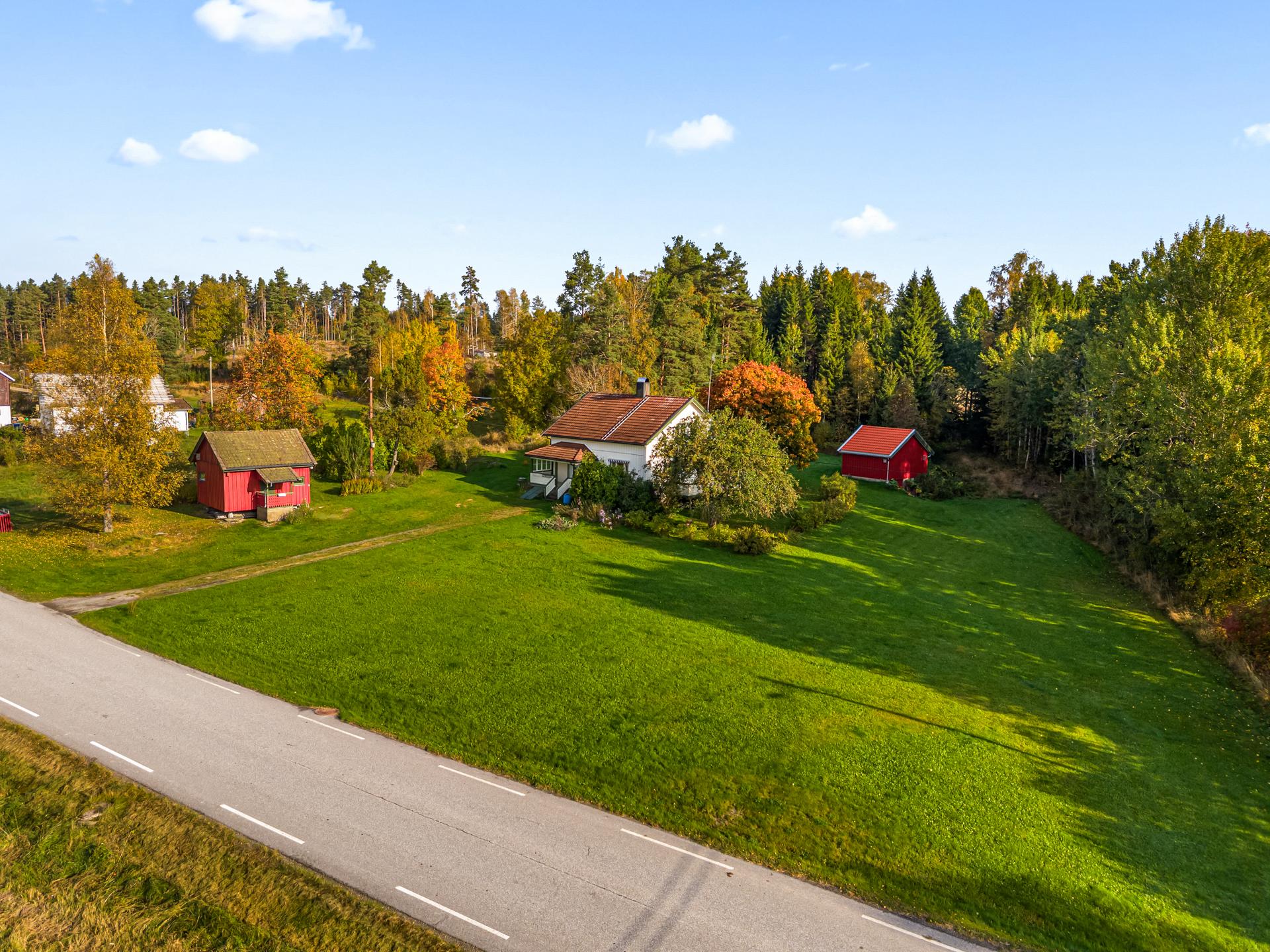 Eiendommen har enkel adkomst fra Aspernveien og ligger usjenert til i terrenget.. Bilde nummer 2 av 3