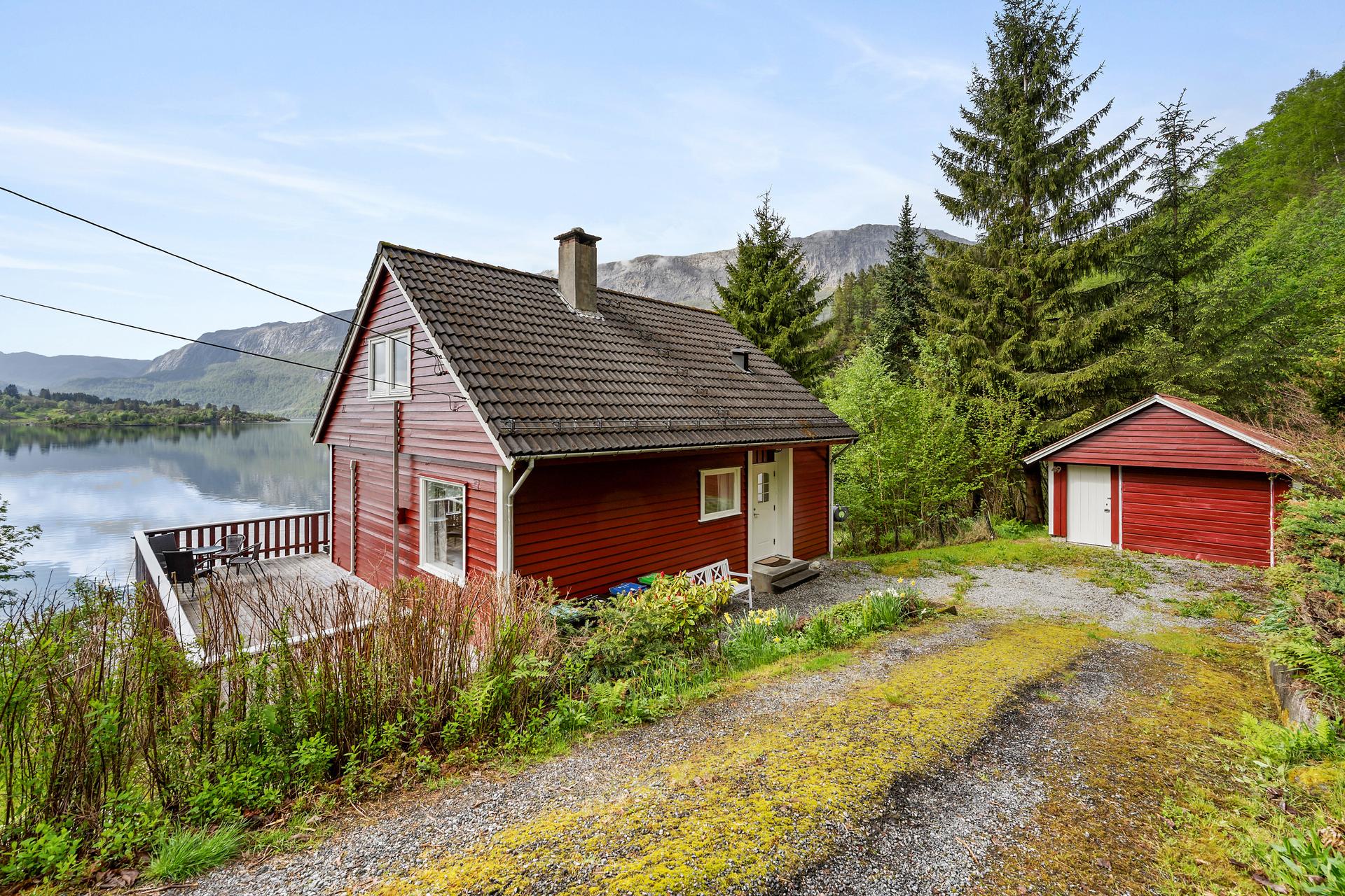 Eigedomen har ein stor altan med kveldssol og ein frittståande garasje på 24 m².. Bilde nummer 3 av 3