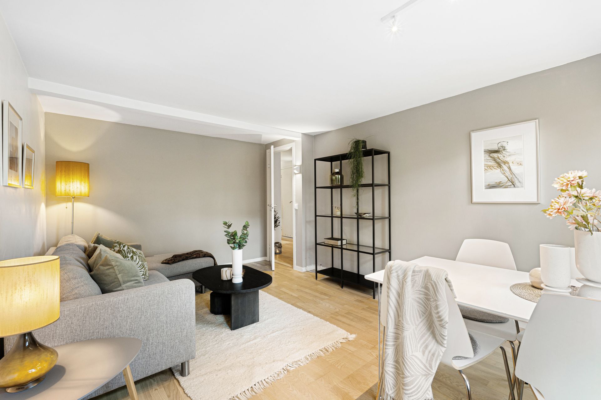 Stuen har god plass til både sofagruppe og spiseplass, og fremstår som lett å møblere.. Bilde nummer 3 av 3