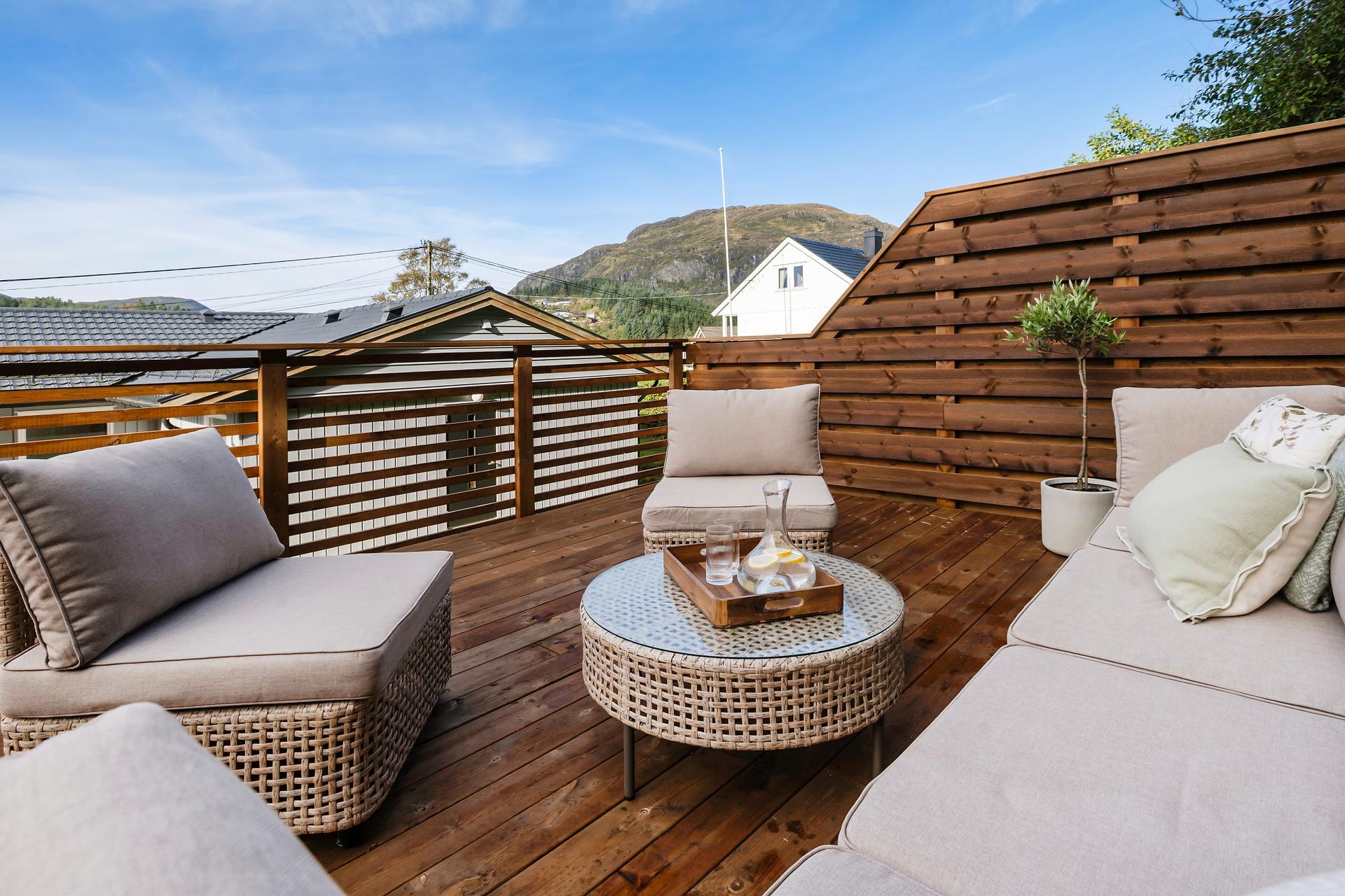 Nyoppført skjerma terrasse i terrenget bak huset med god plass til utemøblar.. Bilde nummer 2 av 3