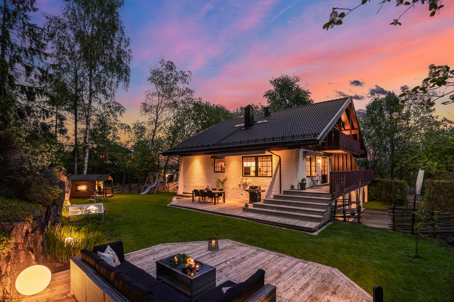 Mina Pettersen v/Eiendomsmegler 1 har gleden av å presentere Vallerudåsen 108A - en perfekt familiedrøm med garasje, fantastiske uteområder og vesentlige oppgraderinger de senere årene! Foto: Oh Shots.. Bilde nummer 1 av 3