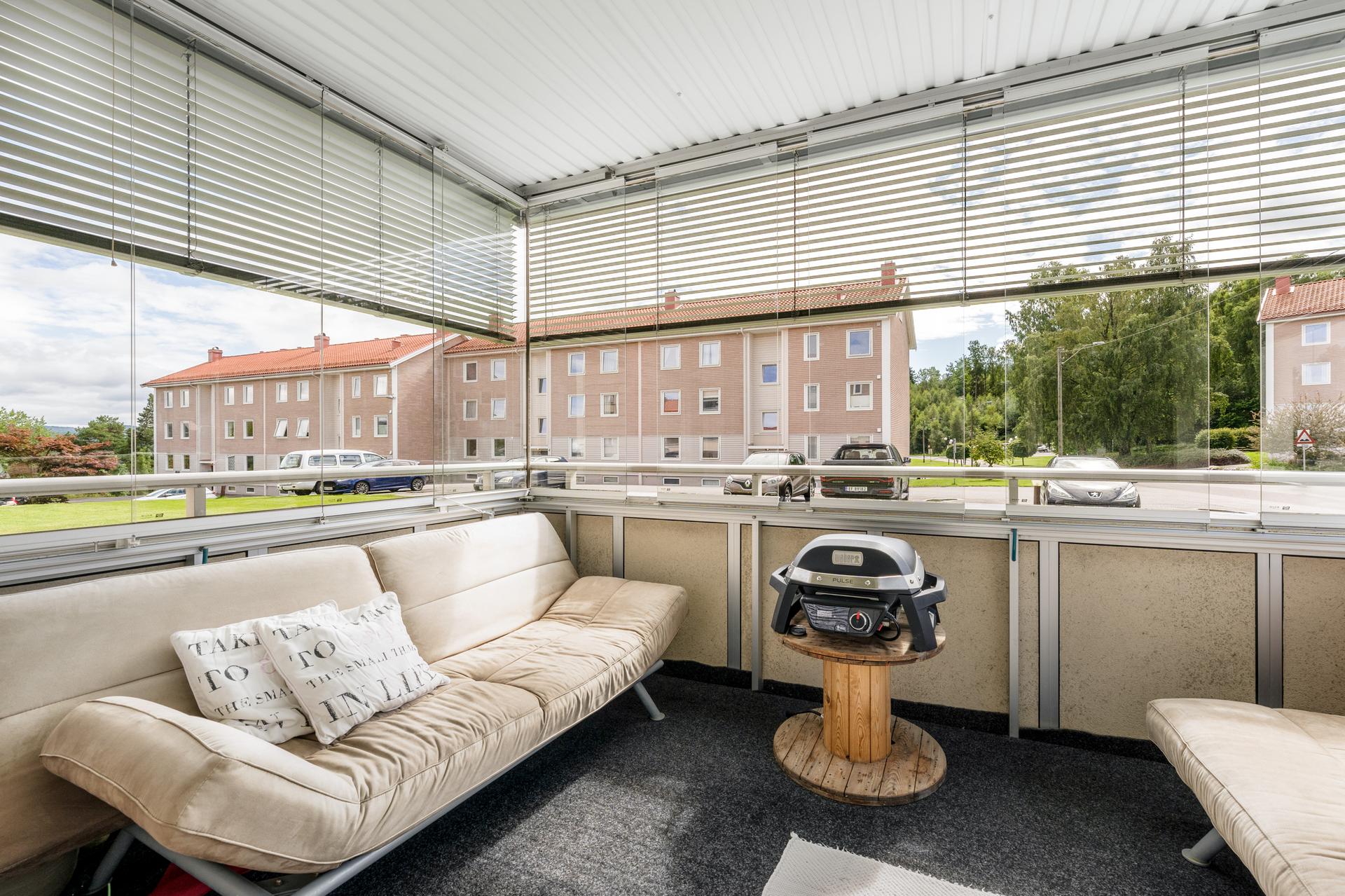 Leiligheten er gjennomgående og ligger fint til på enden i 1. etasje, med enkel adkomst og romslig, innglasset balkong mot syd.. Bilde nummer 2 av 3