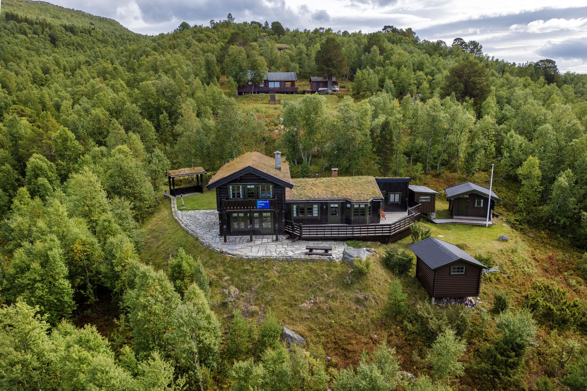 Per Hårstad eiendomsmegler 1 har gleden av og presentere Naustdalsvegen 36. Foto Ludvig Killingberg. Bilde nummer 1 av 3
