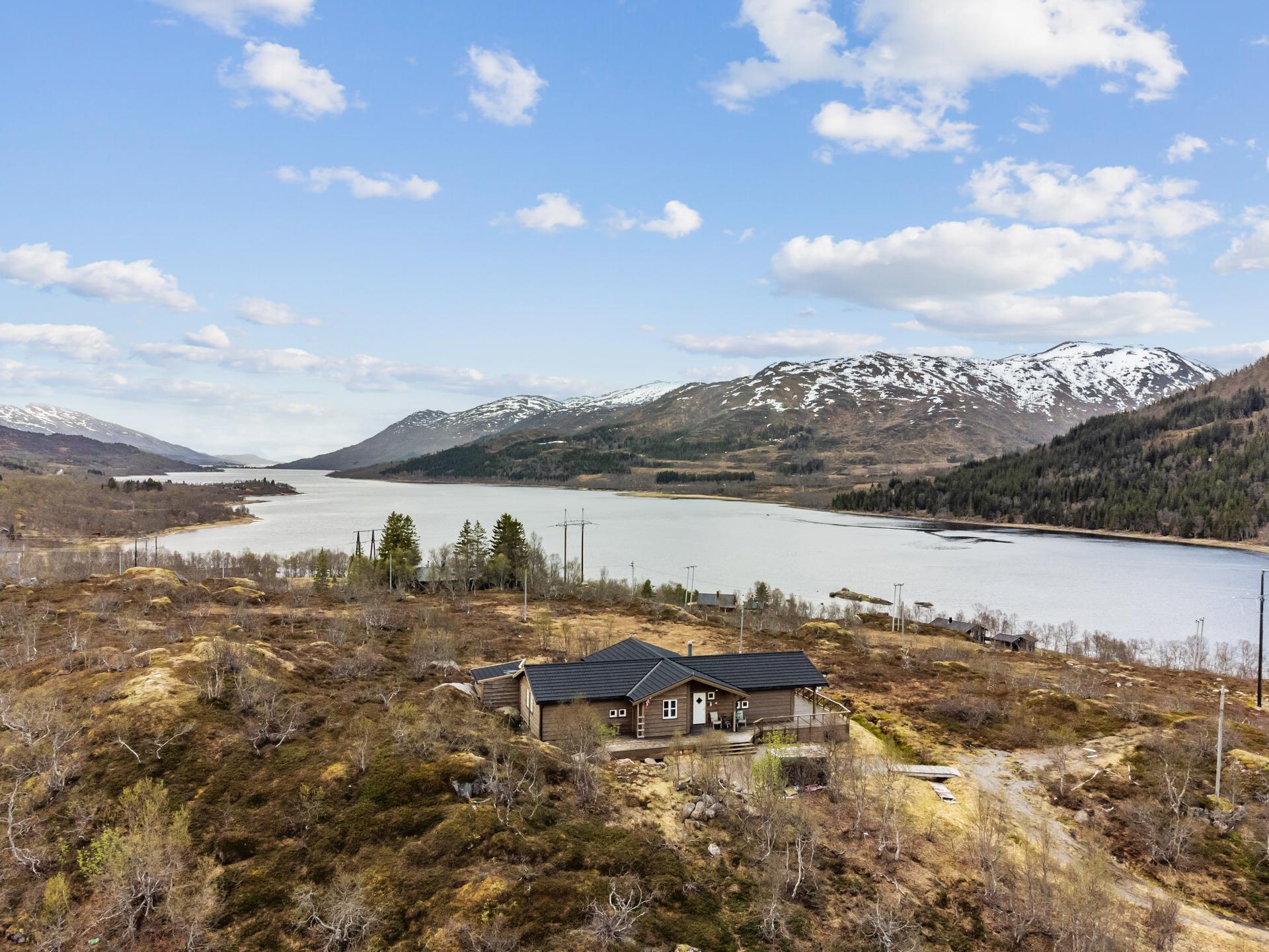 EiendomsMegler 1 v/ Bente Norhild Larsen har gleden av å ønske velkommen til Kanstadbotnen 22! -Foto: EFKT. Bilde nummer 1 av 3