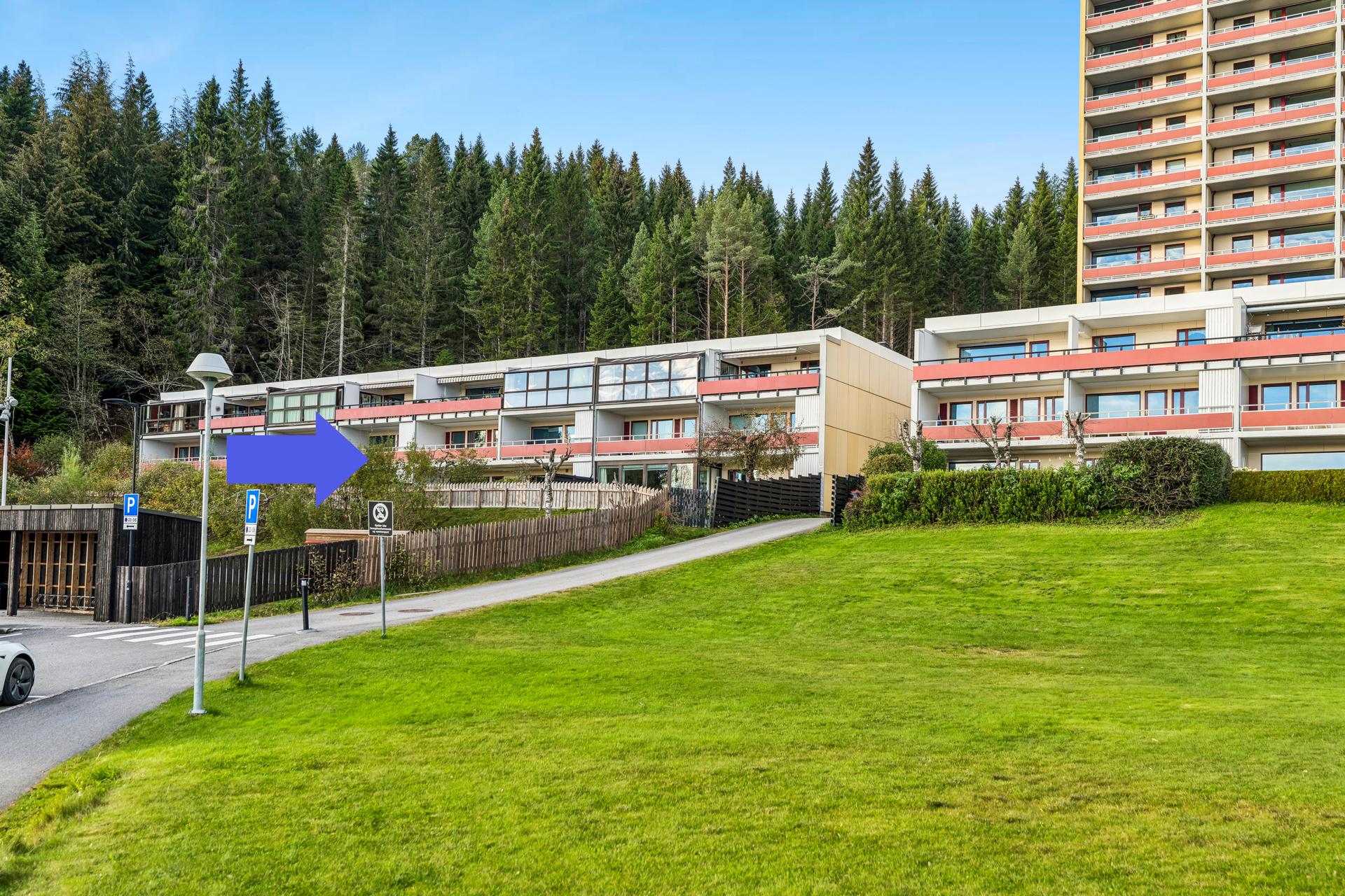 Leiligheten er på to plan og ligger fint til med trinnfri adkomst. Bilde nummer 2 av 3