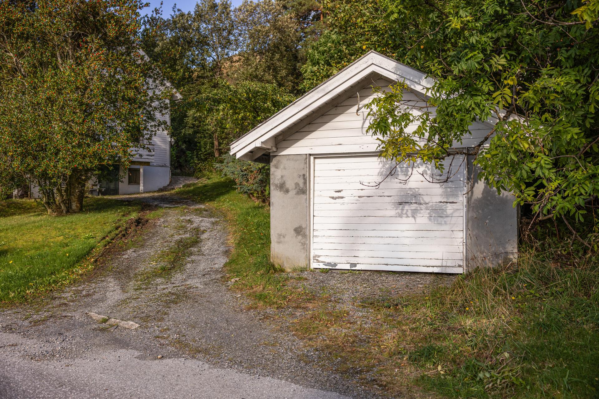 Til eiendommen følger en praktisk garasje. . Bilde nummer 3 av 3