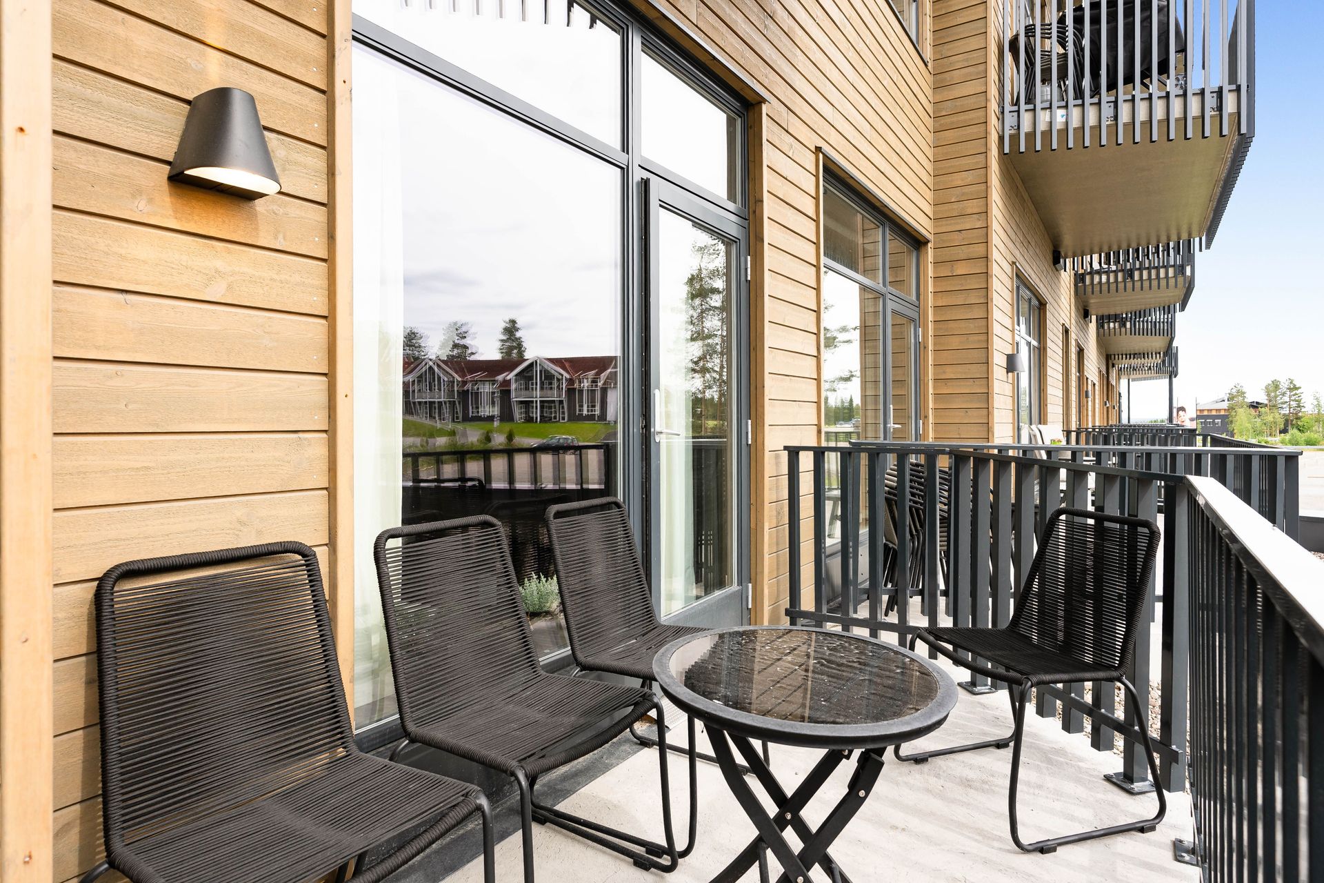 Balkongen er delvis overbygget og har plass til en sittegruppe.. Bilde nummer 2 av 3