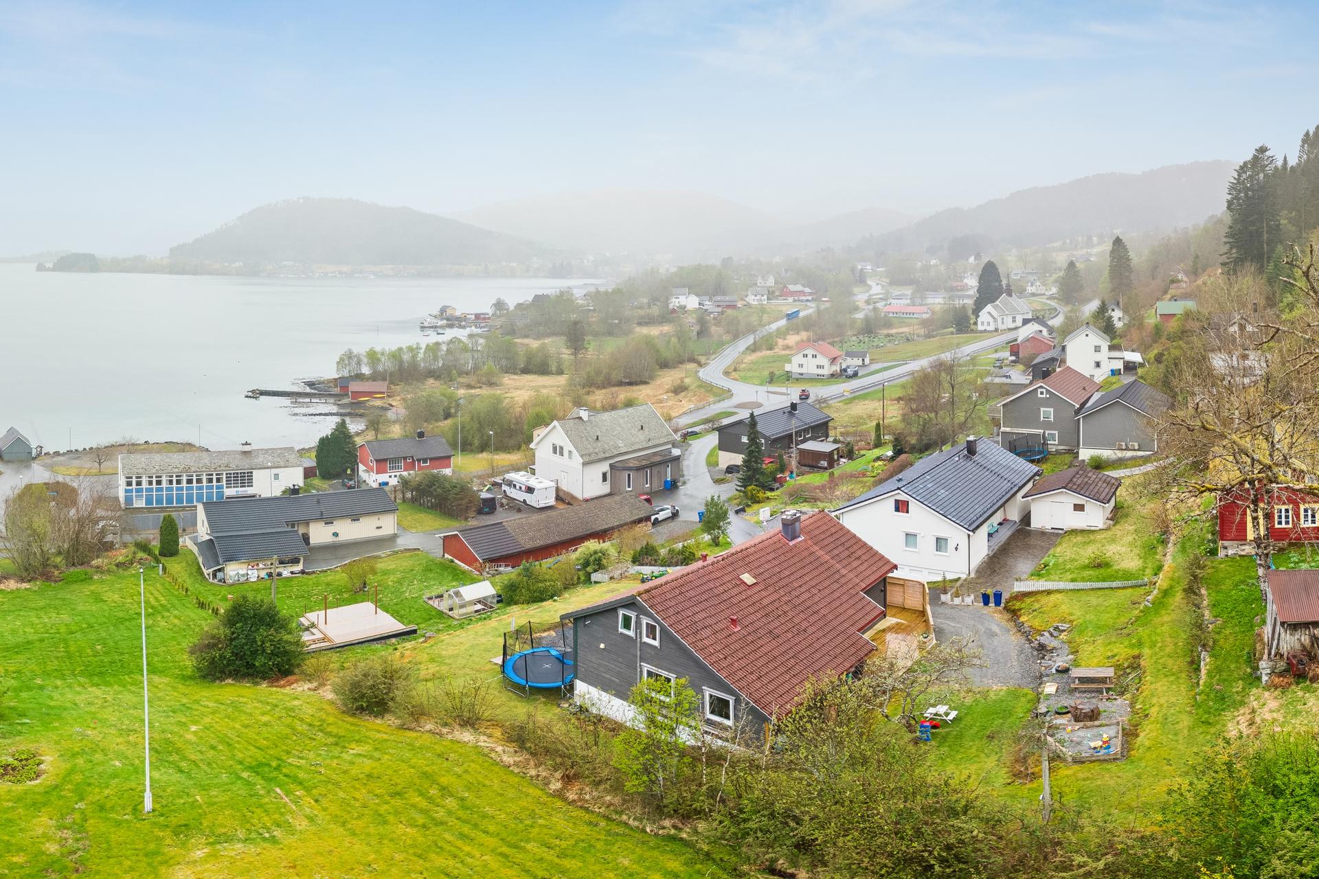 Tomten har fin utsikt over sjøen og fjell.. Bilde nummer 3 av 3