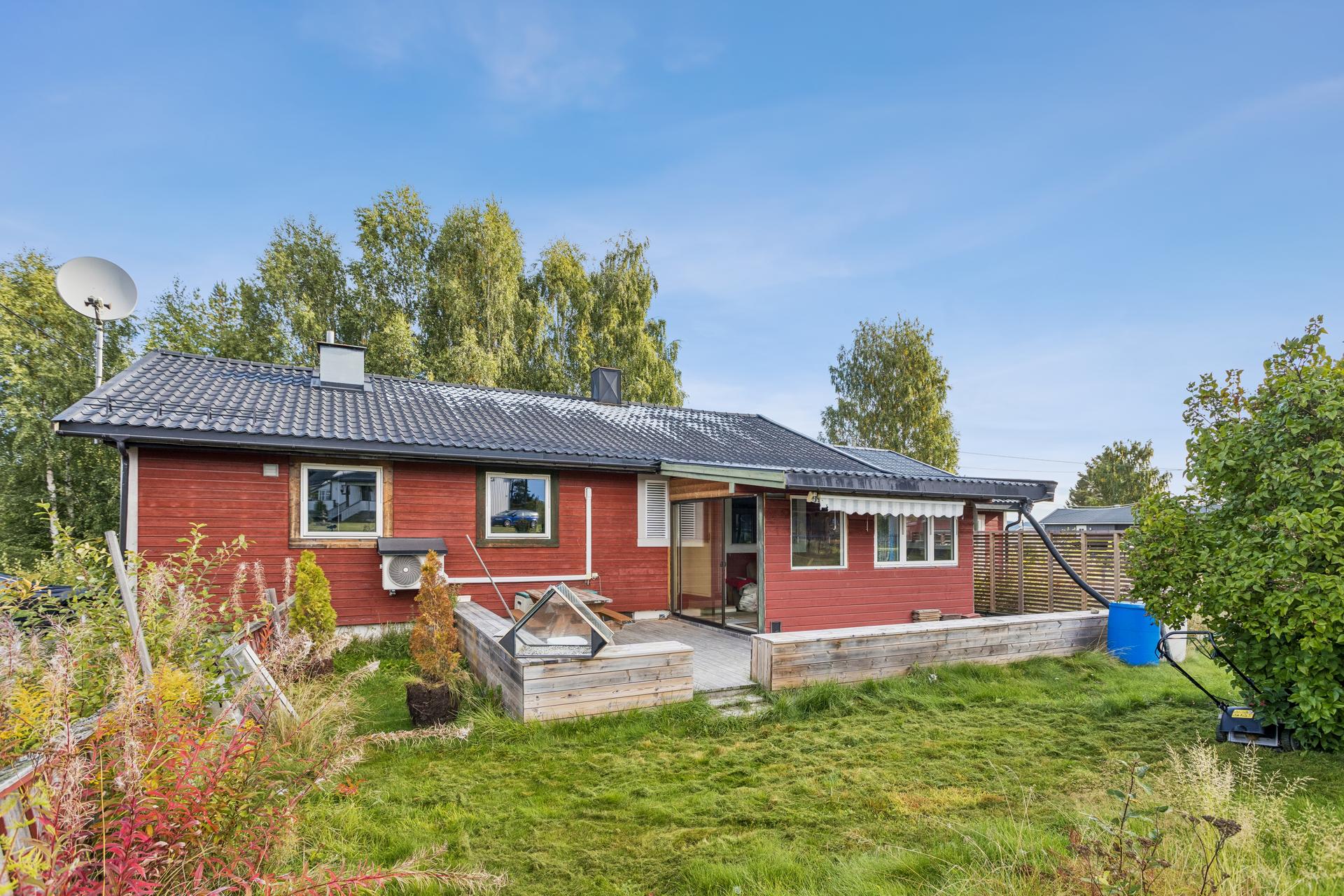 Frittliggende enebolig over to plan, beliggende på en romslig eiertomt med opparbeidet hage.. Bilde nummer 2 av 3