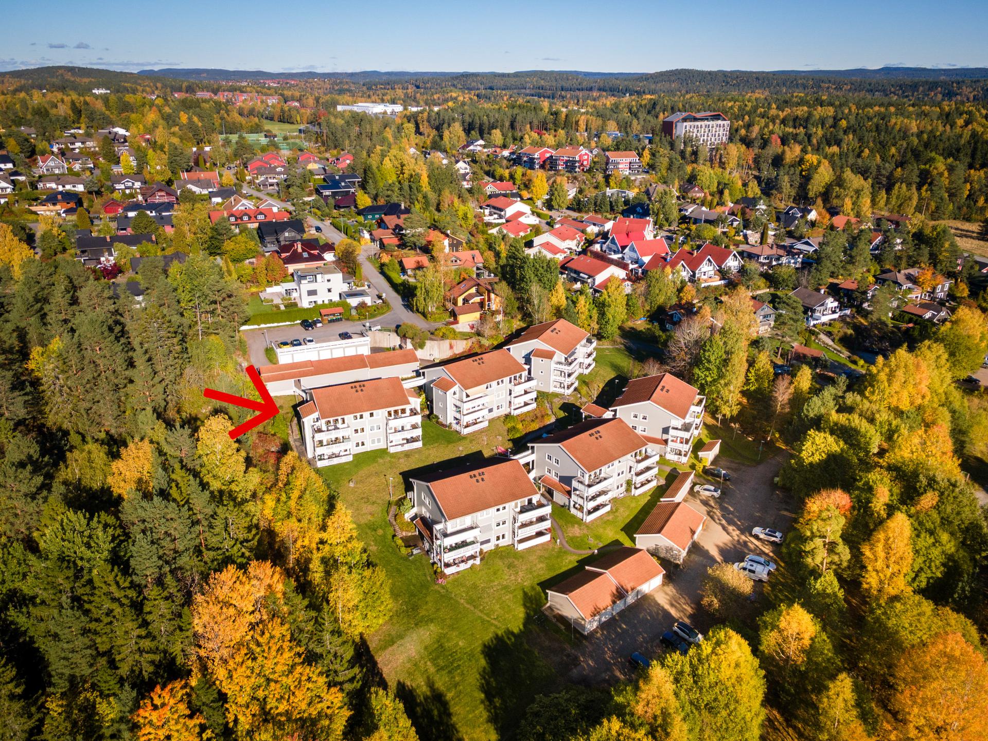Sofiemyråsen Boligsameie er omkranset av frodig natur og et omfattende løypenett i Sørmarka. Kongelstien 72 har trolig sameiets beste beliggenhet. Handlesenter på Sofiemyr, idrettsanlegg og The Well Spa og Hotell ses i bakgrunnen.. Bilde nummer 3 av 3
