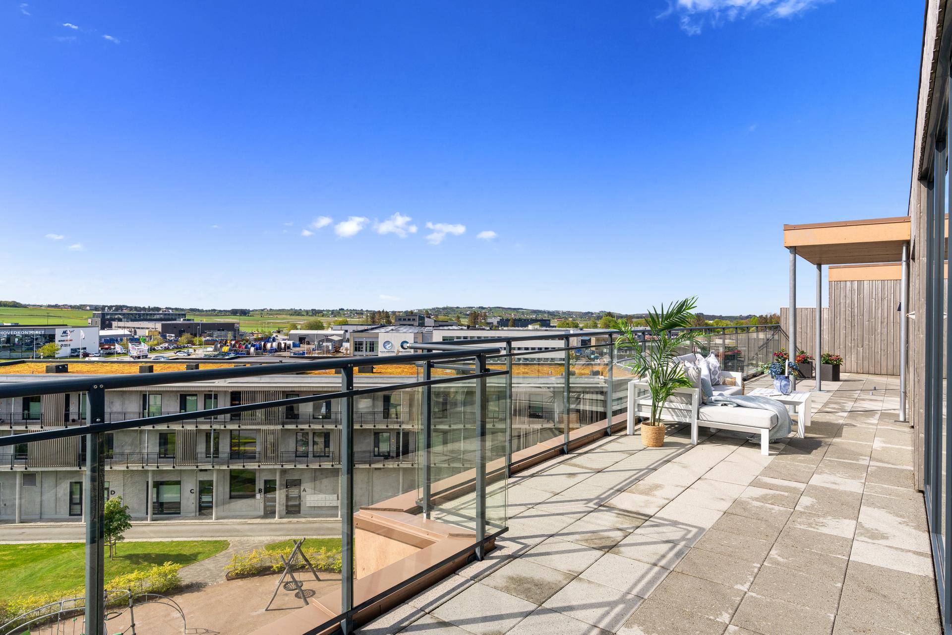 En moderne toppleilighet med fantastisk beliggenhet midt i Sola sentrum, nær alt du trenger i hverdagen.. Bilde nummer 2 av 3