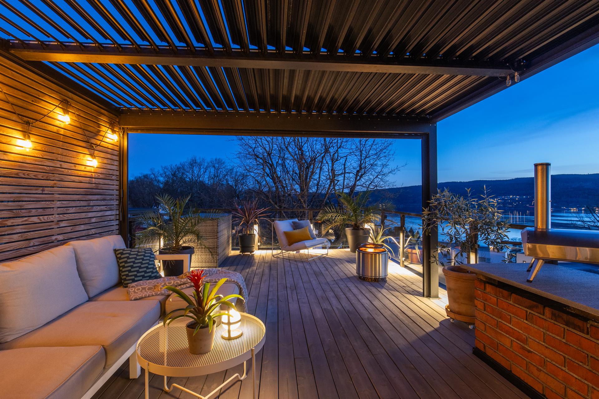 Terrasse fra 2010  på ca. 29 m² med etablert pergola på ca. halve terrassen. Bilde nummer 3 av 3