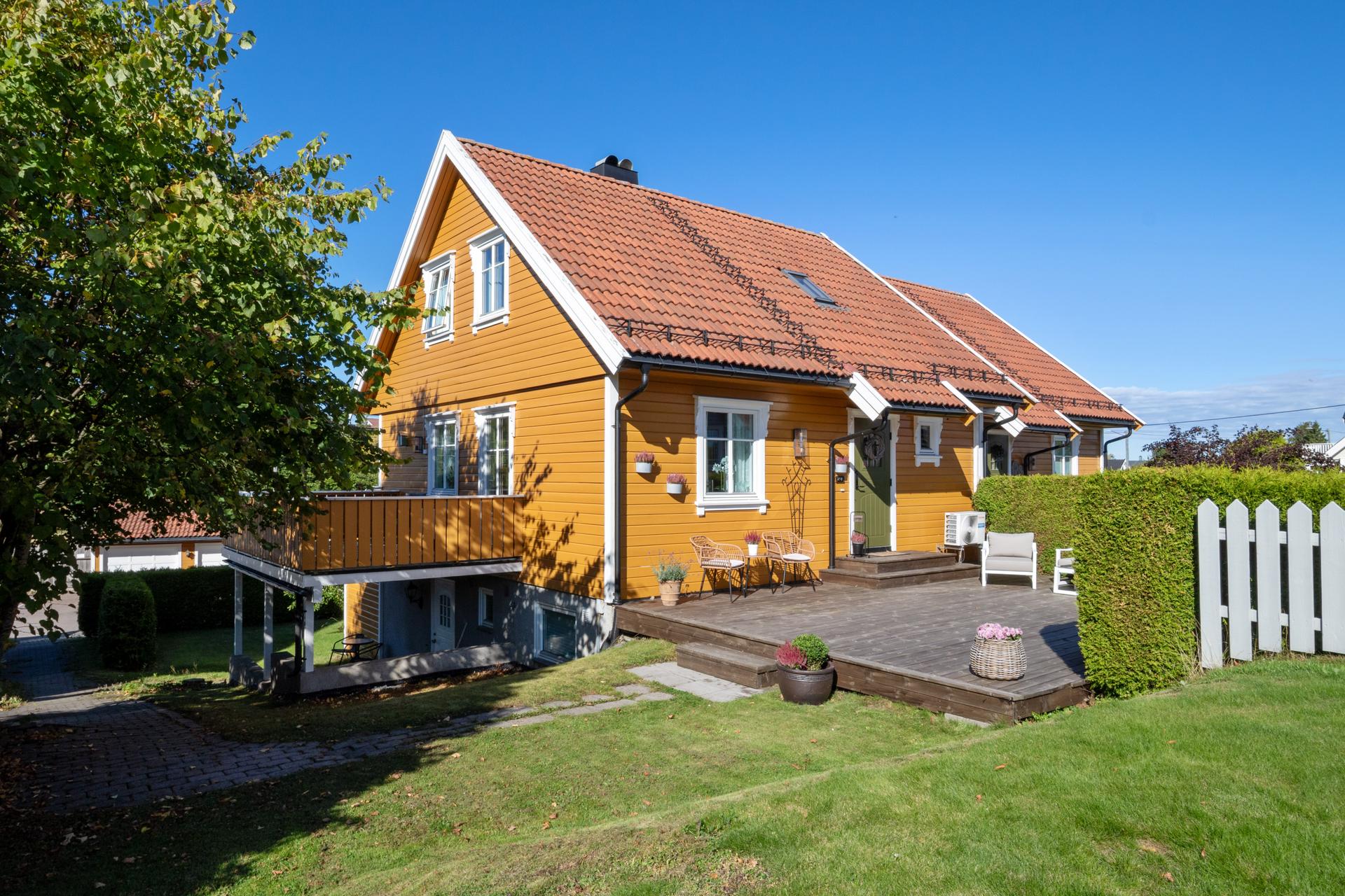 Drømmer du om en bolig hvor du kan nyte lange solrike dager, ha kort vei til sjøen og samtidig bo i et trygt og hyggelig nærmiljø? Da bør du ta en nærmere titt på dette innholdsrike og svært tiltalende enderekkehuset. Foto: BK Foto. . Bilde nummer 1 av 3