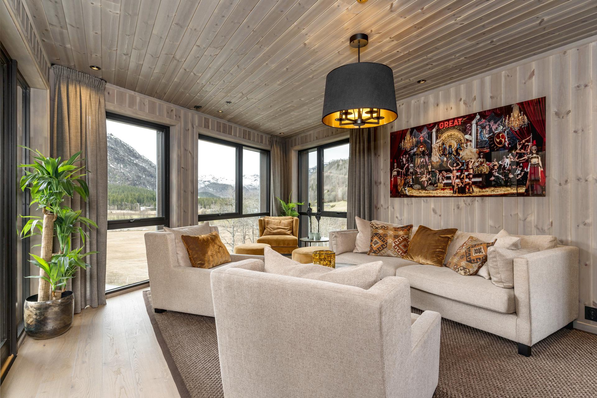 Dette er en innholdsrik 5-roms selveierleilighet på ca. 111 m² i BRA. Bilde nummer 3 av 3