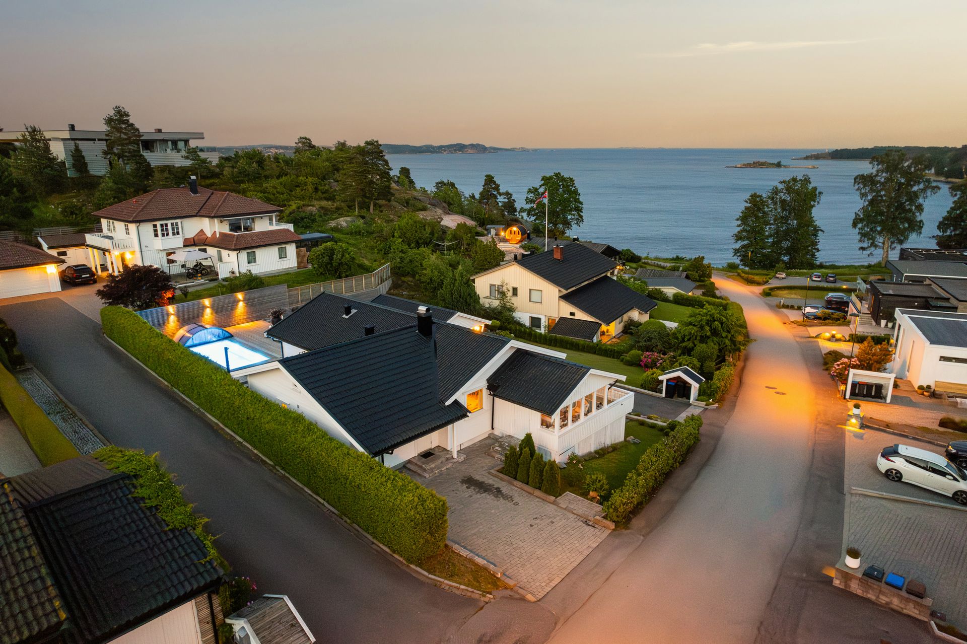 Eiendommens plassering er utsøkt og gir fin utsikt til sjøen og enkel tilgang til badestrand . Bilde nummer 3 av 3