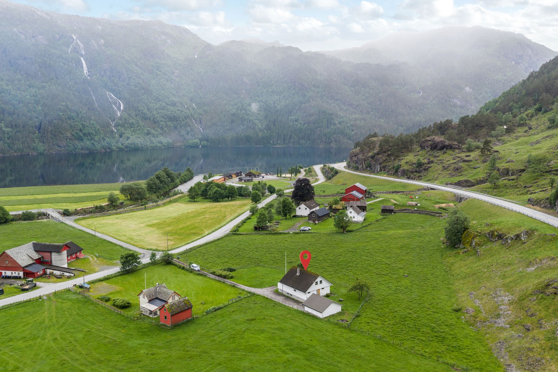 Kort vei til flotte turområder, som for eksempel den historiske postveien i Rullestad.. Bilde nummer 2 av 3