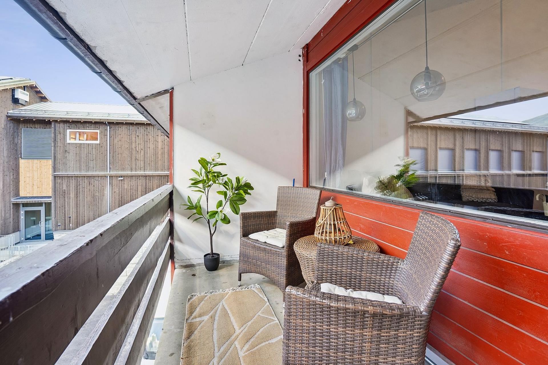 Balkong med utgang fra stuen og plass til en hyggelig sittegruppe.. Bilde nummer 2 av 3