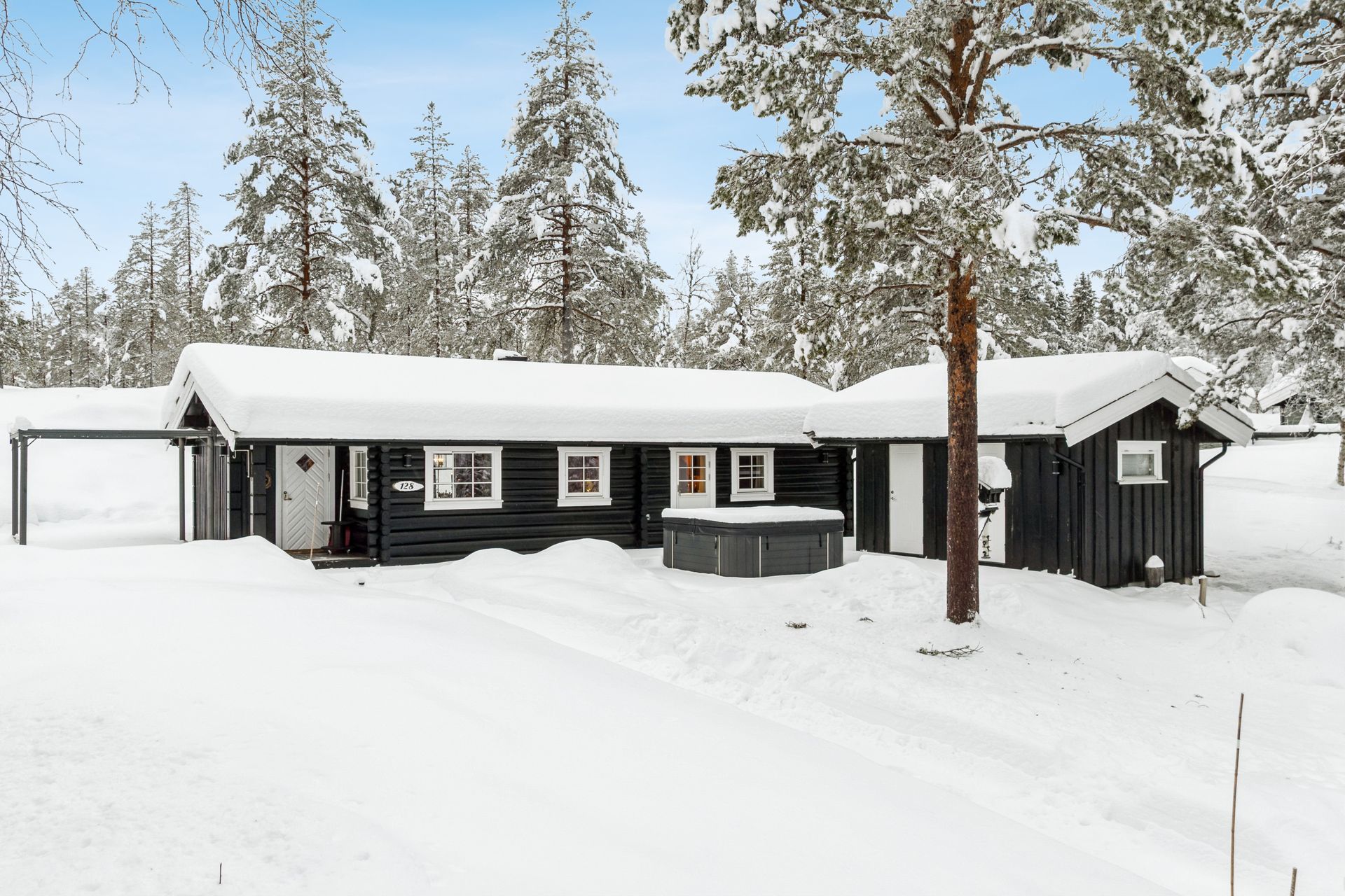 Tradisjonell laftehytte fra 1981, med en praktisk, frittstående bod fra 2014.. Bilde nummer 3 av 3