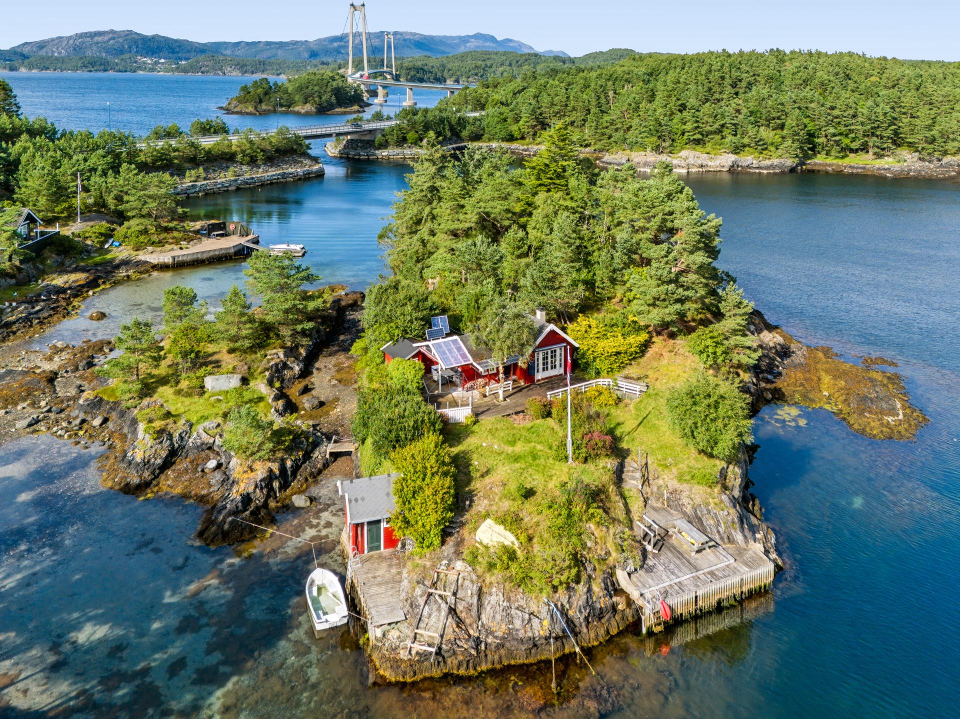 Her eier du din egen øy som du kan gå tørrskodd over til ved lavvann. Bilde nummer 1 av 3