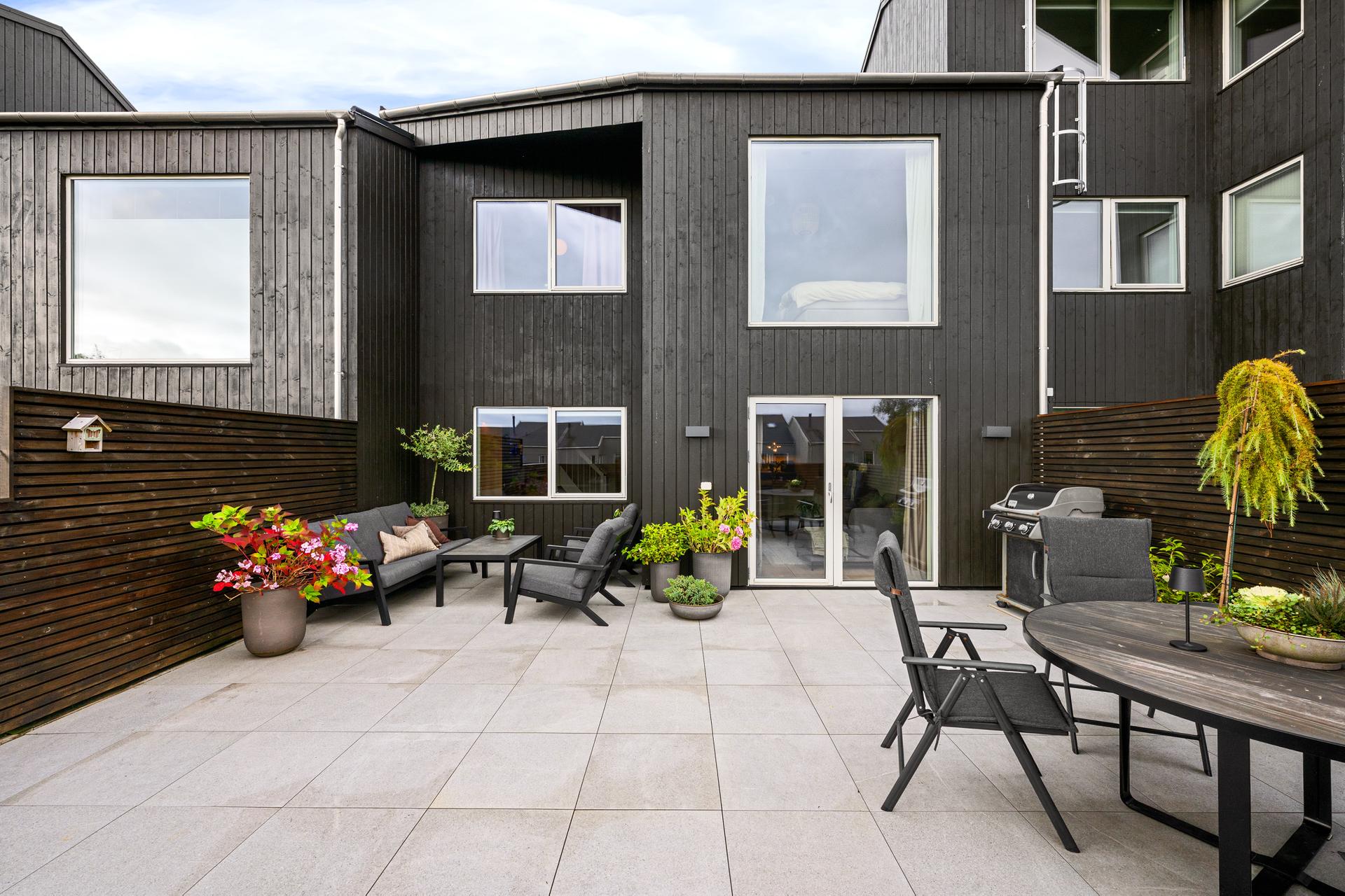 Eiendomsmegler 1 v/Oline Normann presenterer: Moderne rekkehus fra 2021 | 3 stuer og 3 soverom | Carport | Stor, solrik terrasse | Friområde rett utenfor døren. Foto: Stian Dirdal.. Bilde nummer 1 av 3