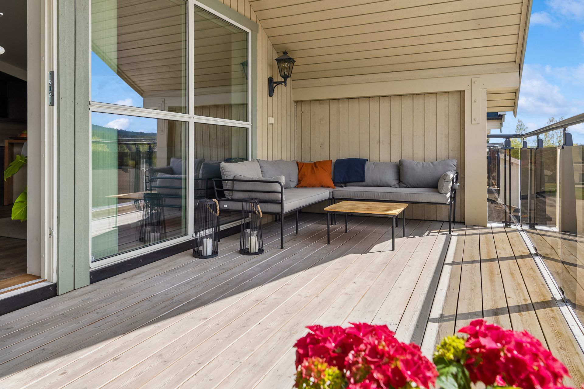 Vestvendt og takoverbygget terrasse på 14 m² med god plass til utemøbler.. Bilde nummer 2 av 3