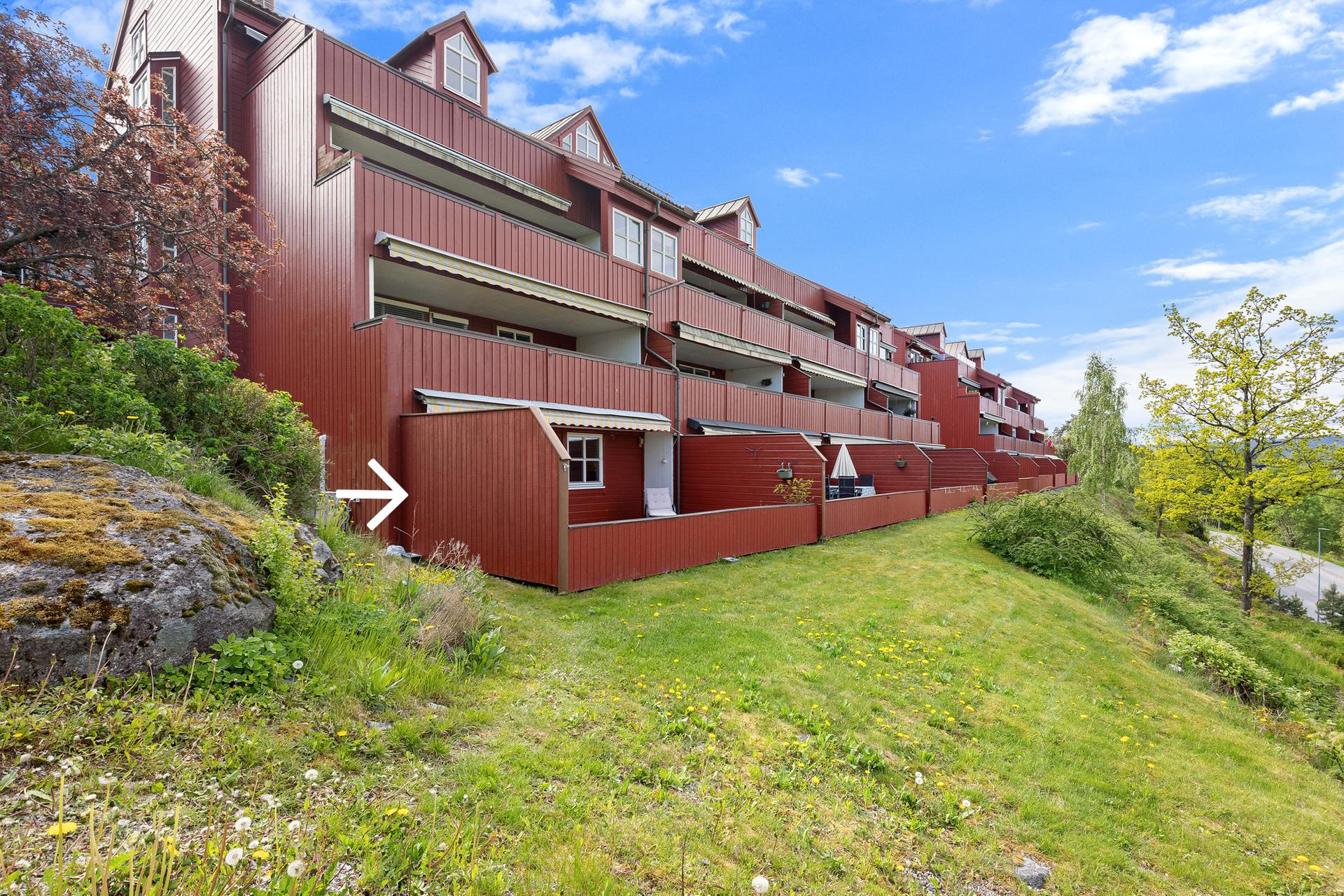 Endeleilighet med stor, nordvestvendt og skjermet terrasse. En garasjeplass i felles garasjeanlegg.. Bilde nummer 2 av 3