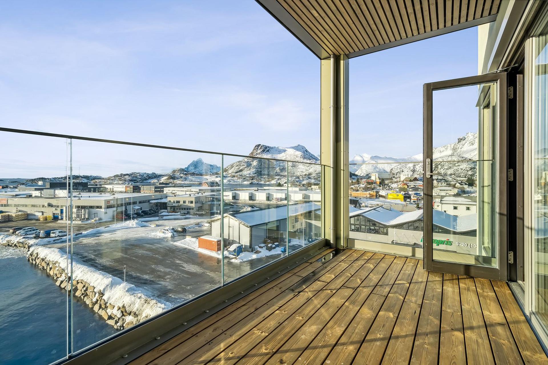 Overbygd veranda med nydelig utsikt og gode solforhold. . Bilde nummer 2 av 3