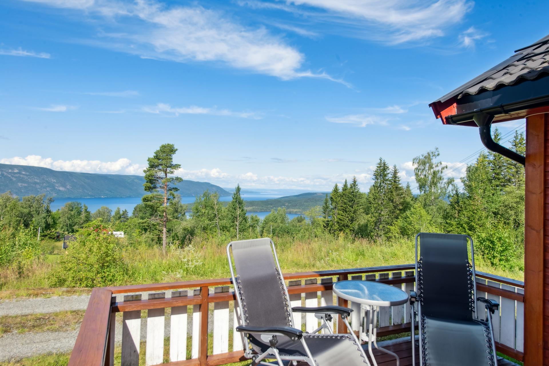 Flott utsikt mot Mjøsa fra store og solrike uteplasser.. Bilde nummer 3 av 3